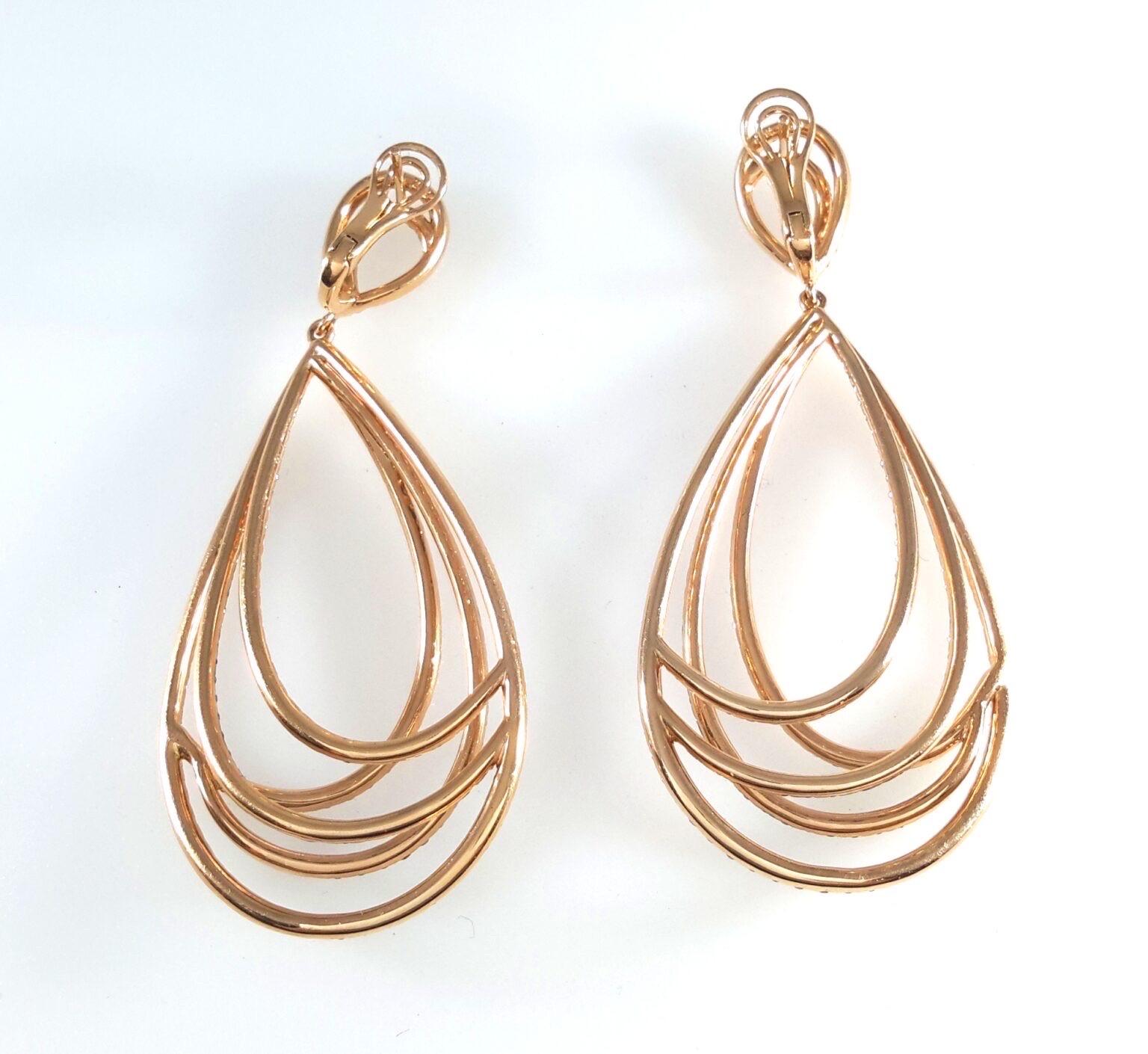 These elegant earrings bring together the beauty of contrast and modern design. Crafted in 18K two-tone gold, the pair features a graceful double-teardrop silhouette, delicately paved with a mix of champagne and white diamonds totaling 3.63 carats.