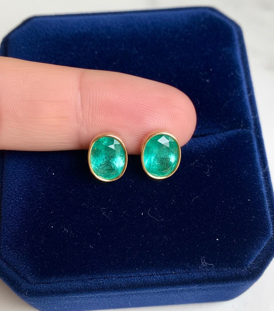 Contemporain Clous d'oreilles en or jaune 18 carats avec émeraudes naturelles de Colombie ovales de 3,63 carats en vente
