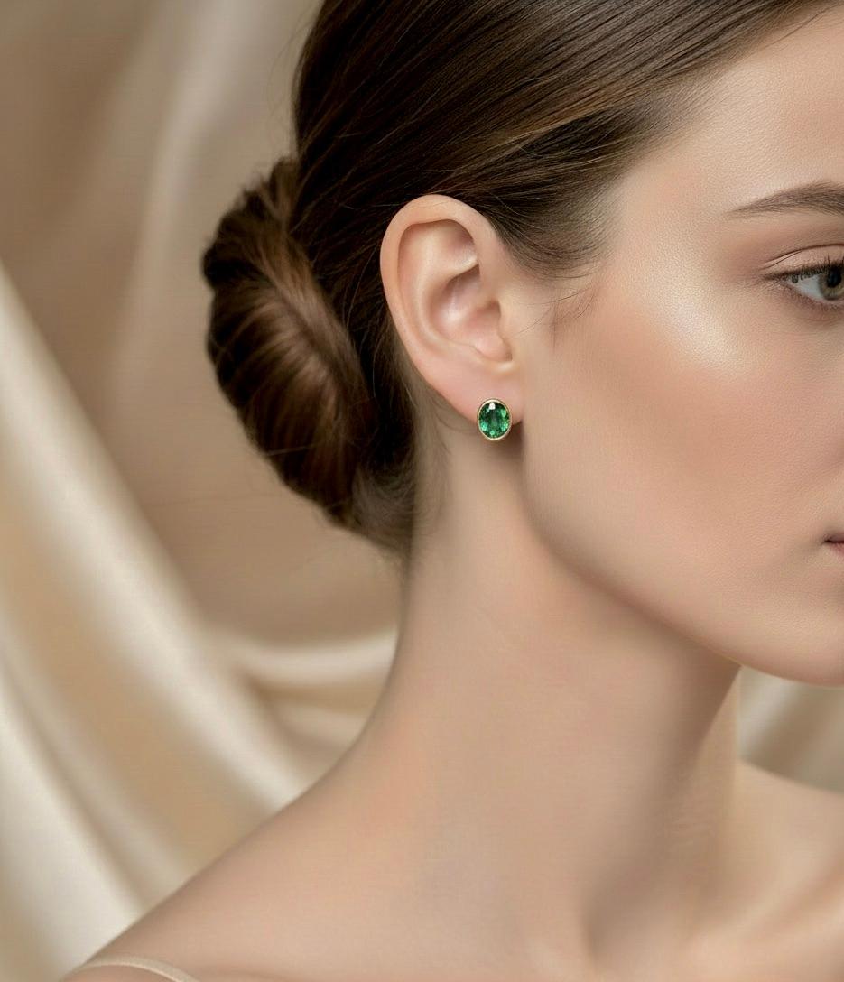 Clous d'oreilles en or jaune 18 carats avec émeraudes naturelles de Colombie ovales de 3,63 carats Unisexe en vente