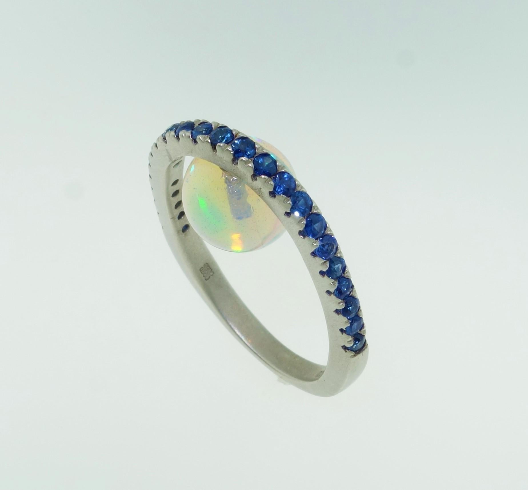 Contemporain Bague fantaisie de succession en opale et saphir bleu de 3,63 carats, bijouterie d'art en vente