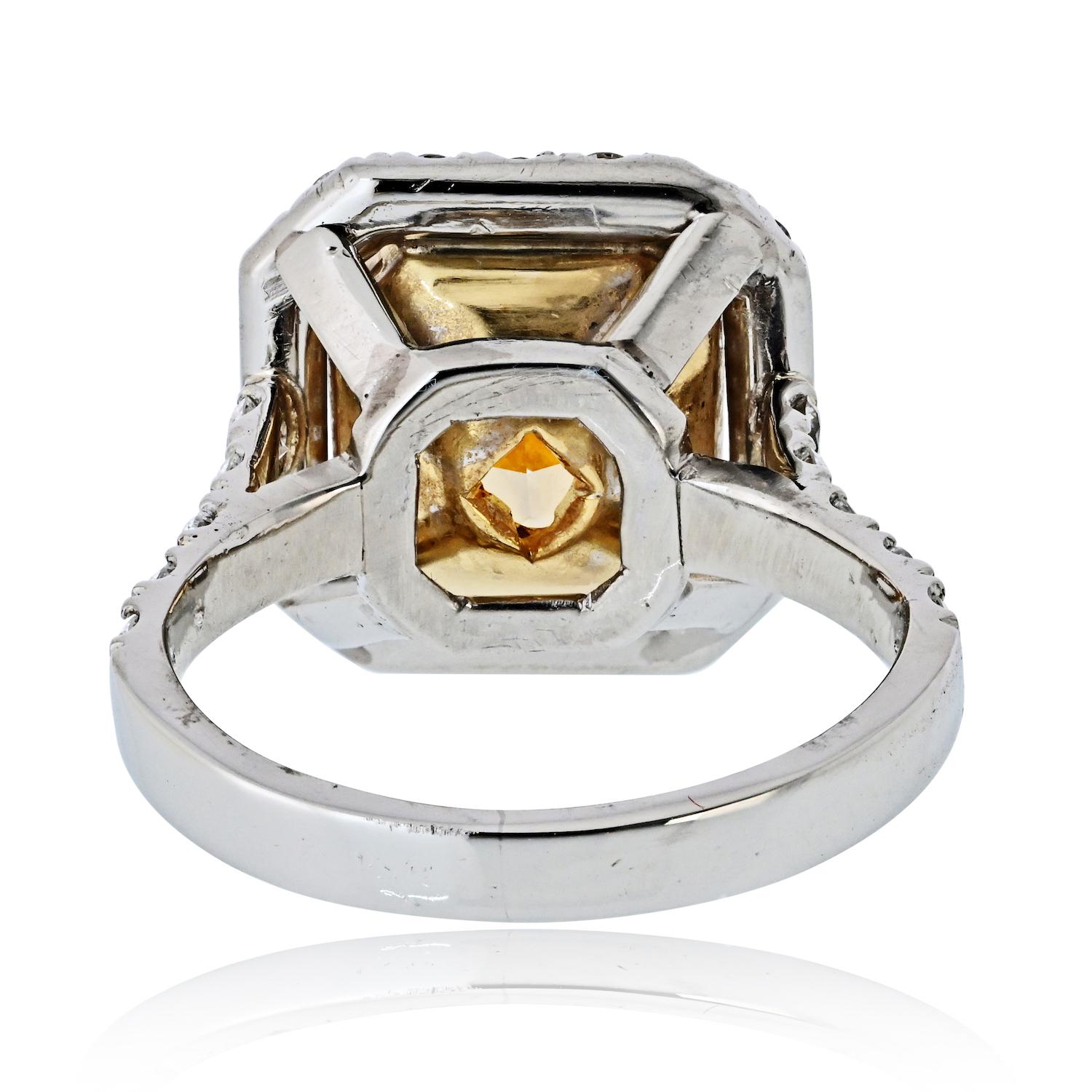 Anillo de compromiso con halo de 3,63 quilates, talla radiante, amarillo fantasía VS2 GIA en Excelente estado para la venta en New York, NY