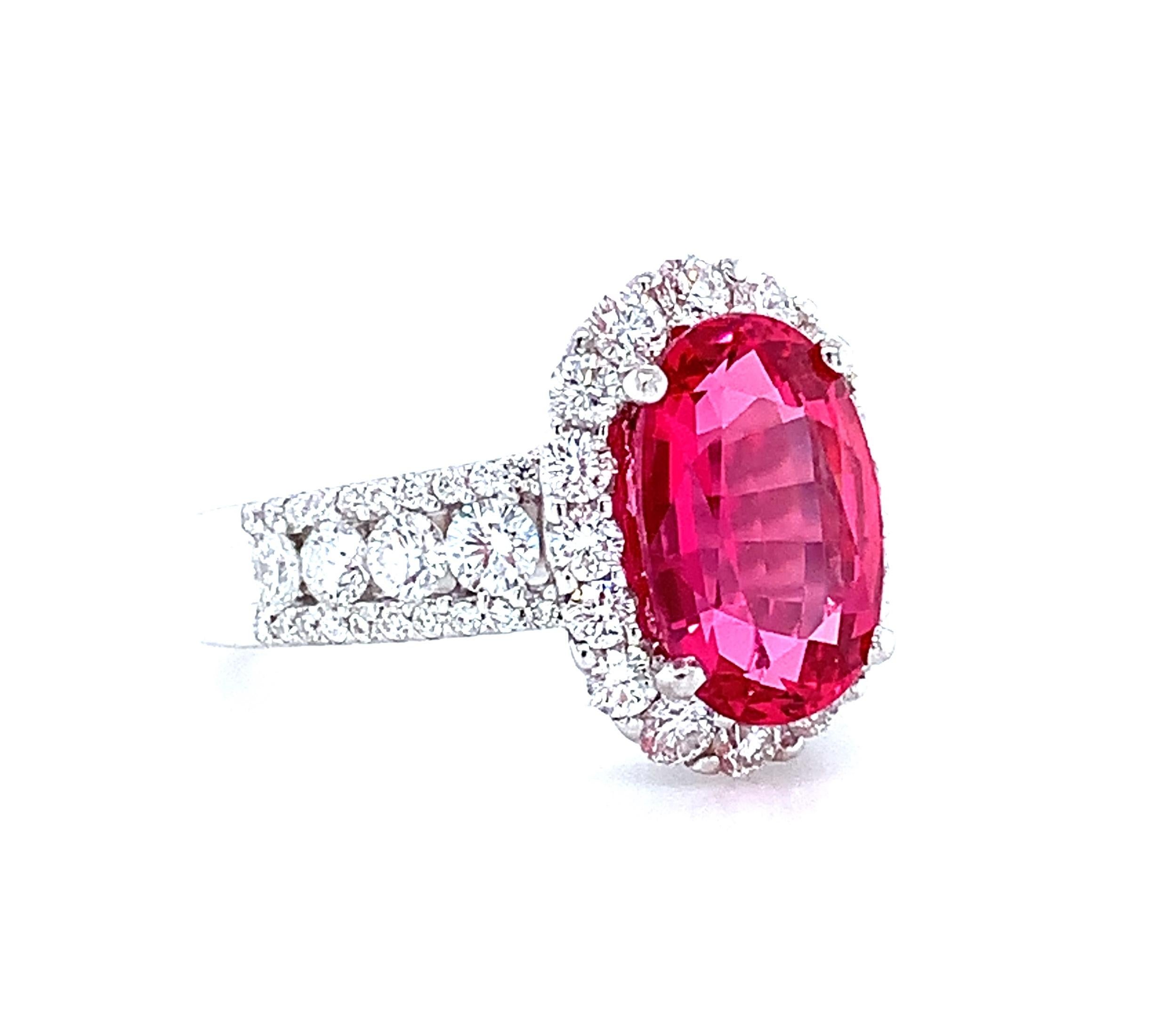 Artisan Bague cocktail en or blanc 18 carats avec spinelle rouge de 3,63 carats et halo de diamants  en vente