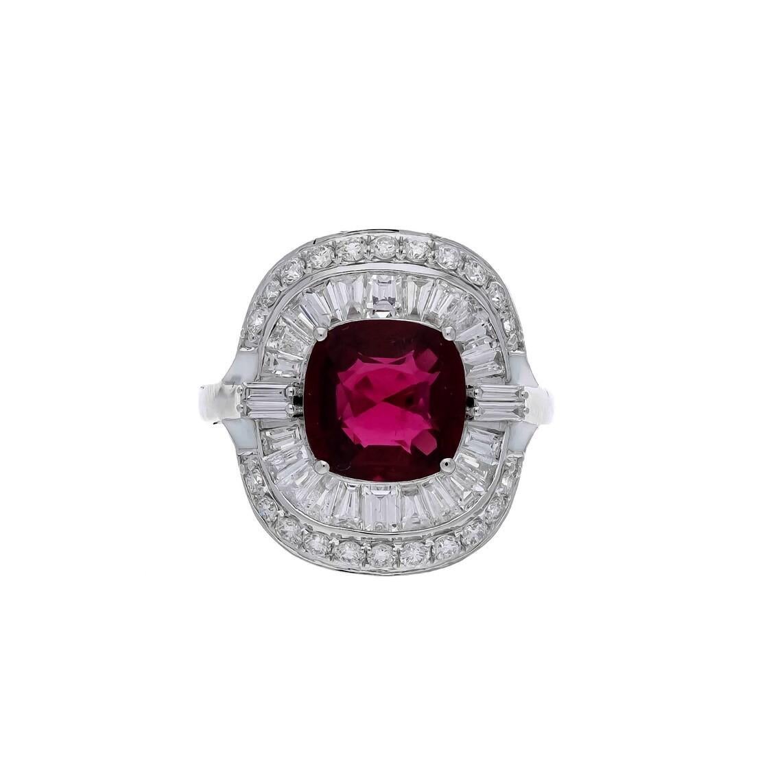 Taille coussin Bague de style Art déco en or 18 carats avec rubis de 3,63 carats et diamants de 2,0 carats en vente