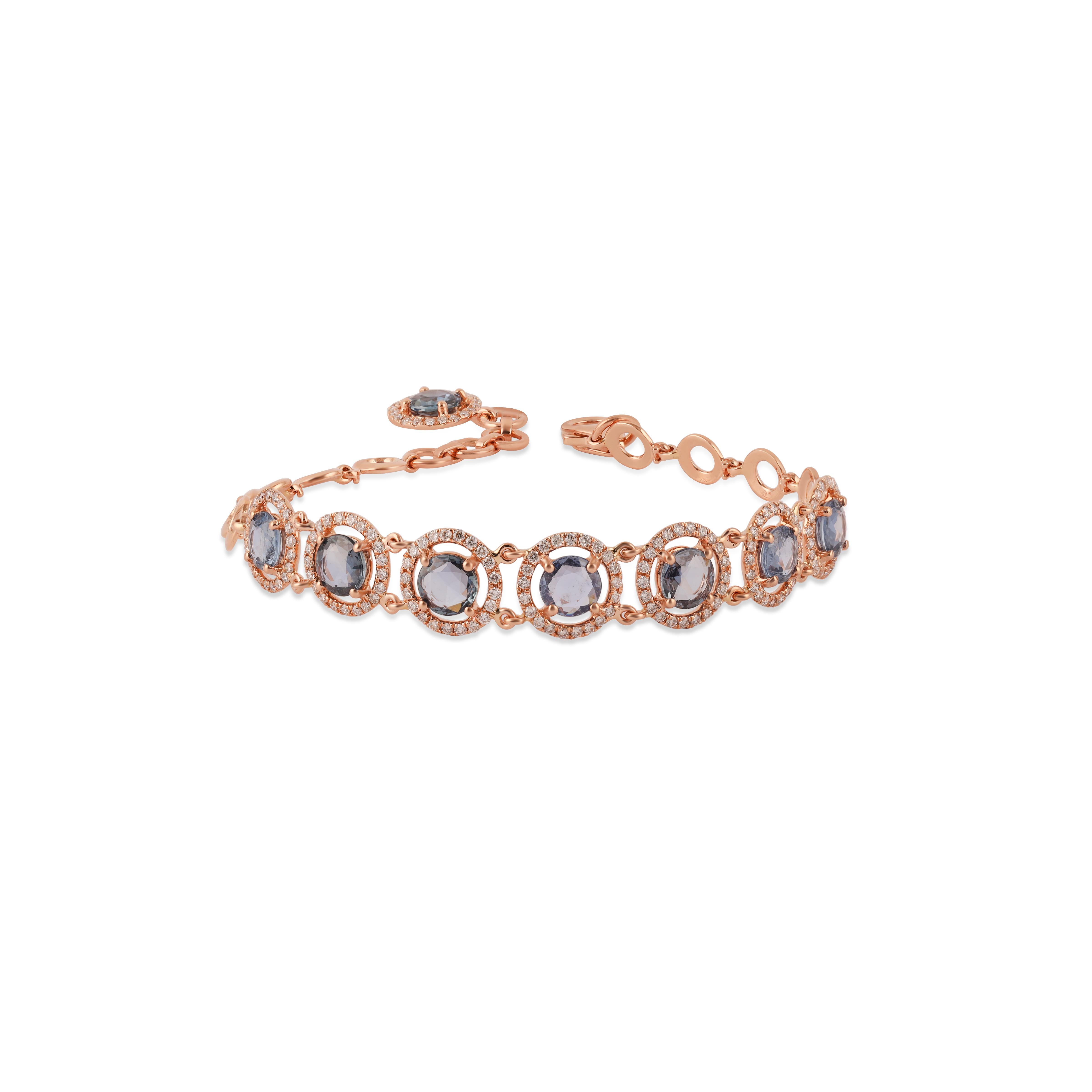 Un très beau et délicat bracelet à chaîne de saphirs en or rose 18 carats et diamants. Le poids des saphirs bleus est de 3.63 carats. Le poids des diamants est de 1,00 carat. Le poids net de l'or est de 7.31 grammes.


Taille - normale 6.5