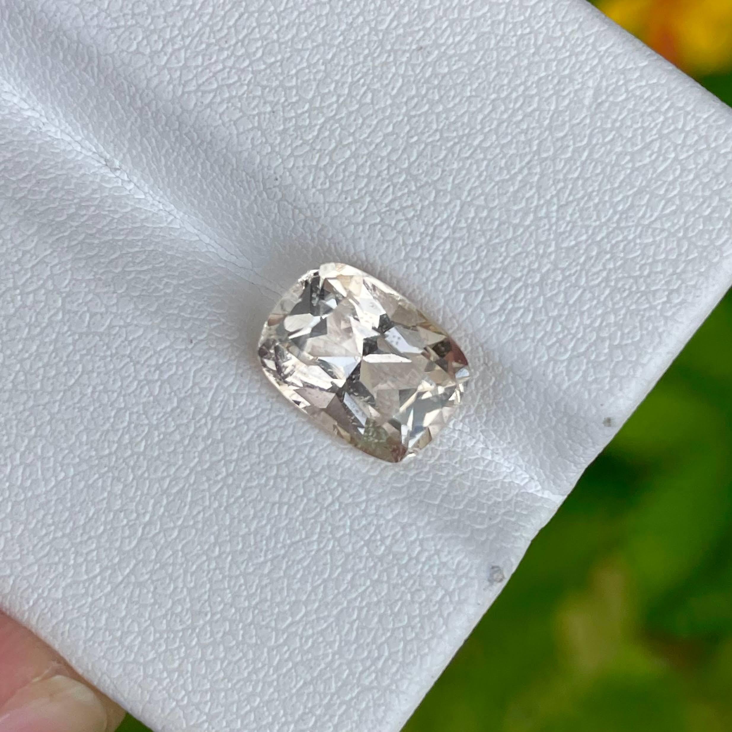 Women's or Men's 3.63 Carats Loose Topaz Stone Cushion Cut Natural Pakistani Gemstone For Sale