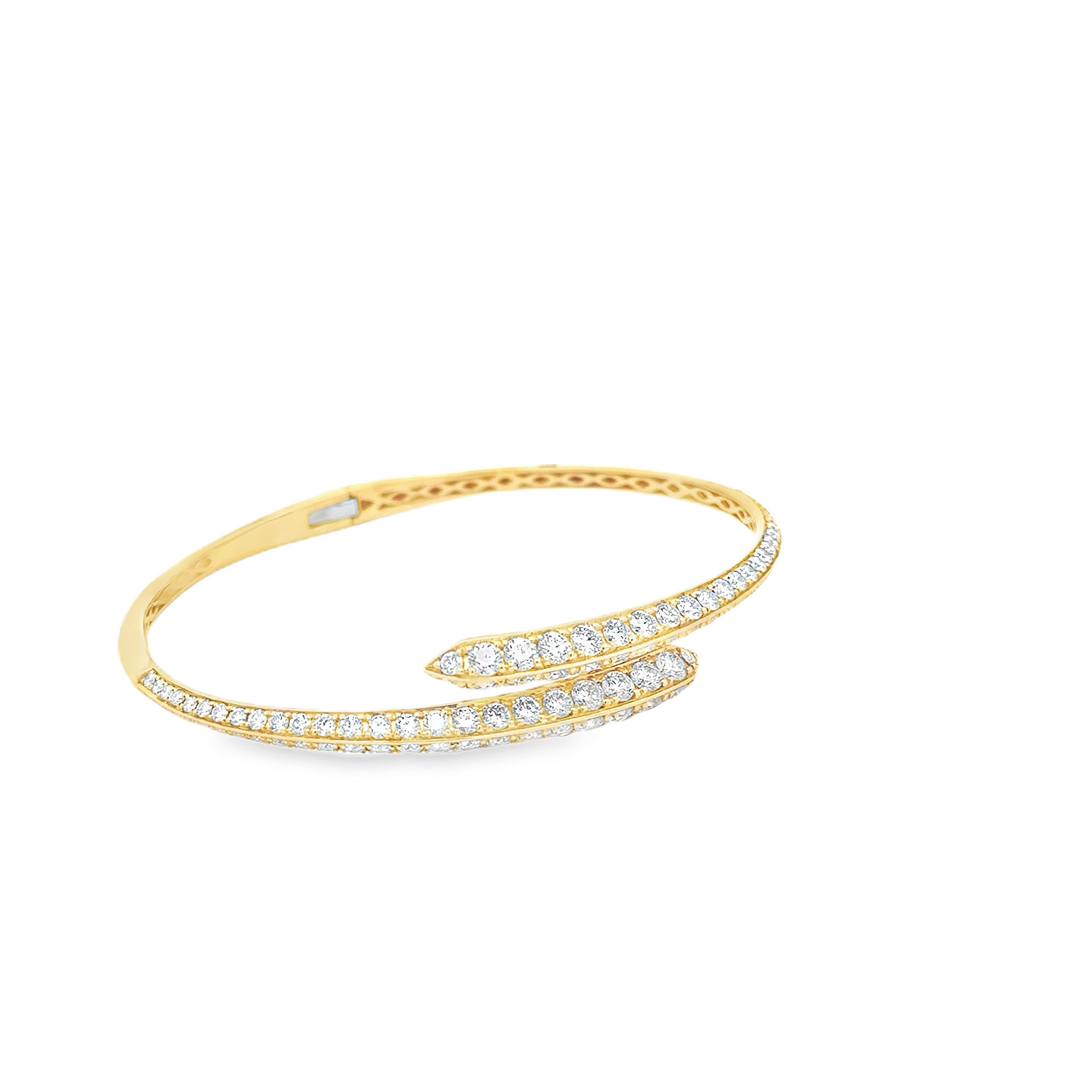 Bracciale bangle alla moda, con 100 diamanti rotondi graduali taglio brillante per un peso totale di 3,63 carati, incastonati a metà del bracciale. Finemente realizzato in oro giallo 18 carati. Un accessorio perfetto da abbinare a qualsiasi