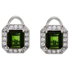 3,63 Karat grüner Turmalin und runder Diamant-Halo-Ohrclips
