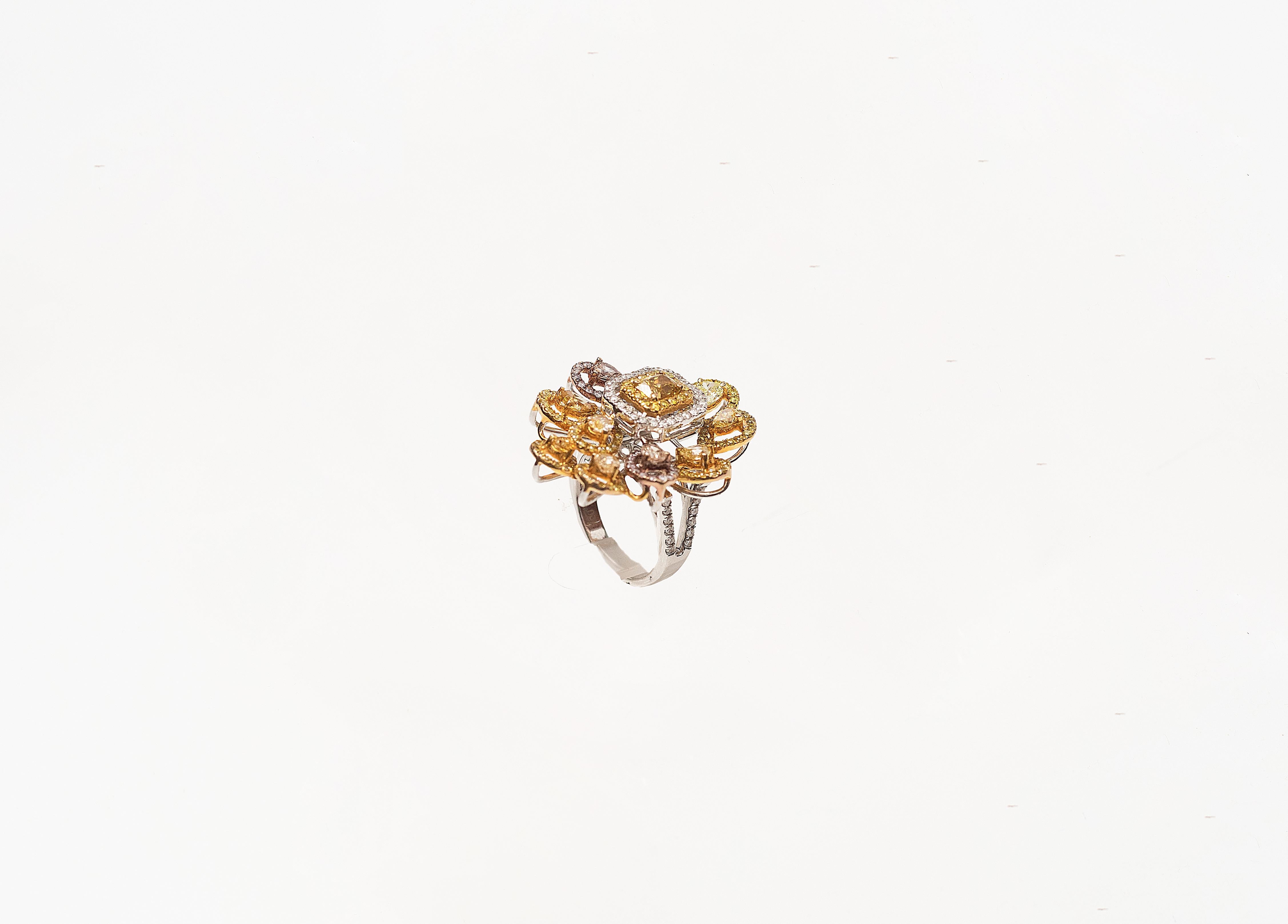 Modern 3.63 Cts Fancy Colour Diamond Cocktail Ring in 18k Gold For Sale