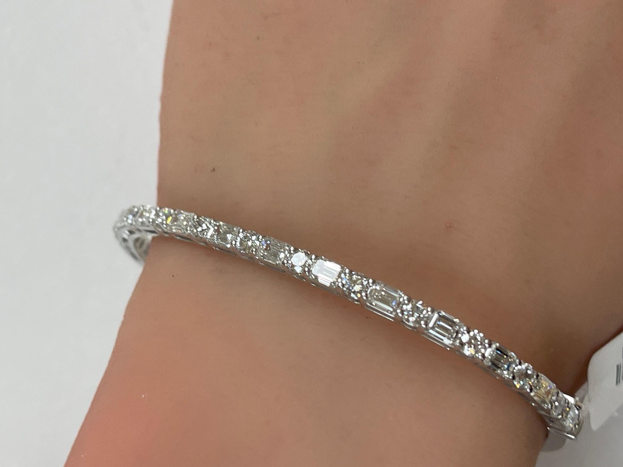 3,63 Ctw. Alternanza  Bangle con diamanti rotondi e taglio smeraldo in oro bianco 14 carati in vendita 5