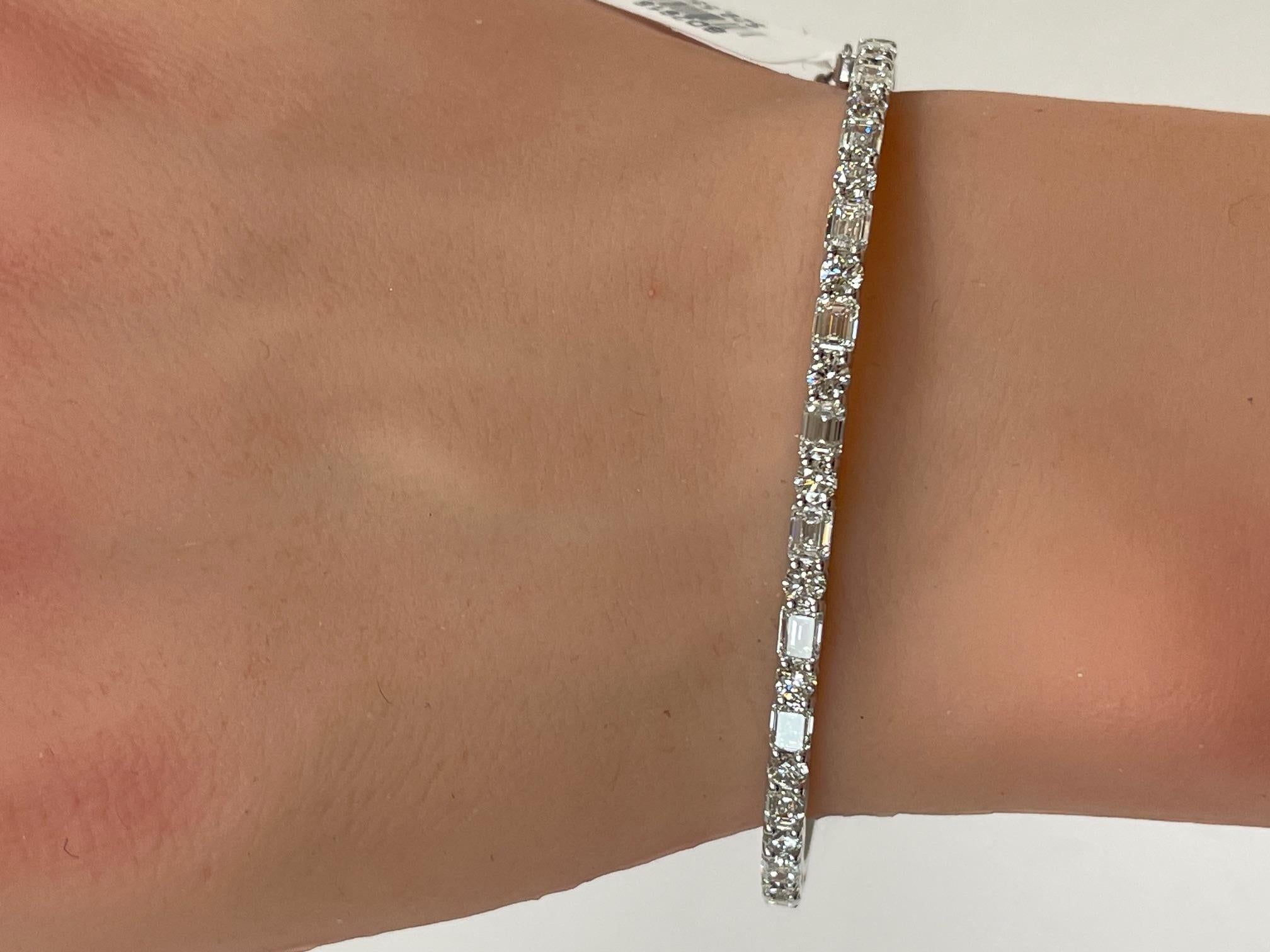 3,63 Ctw. Alternanza  Bangle con diamanti rotondi e taglio smeraldo in oro bianco 14 carati in vendita 2