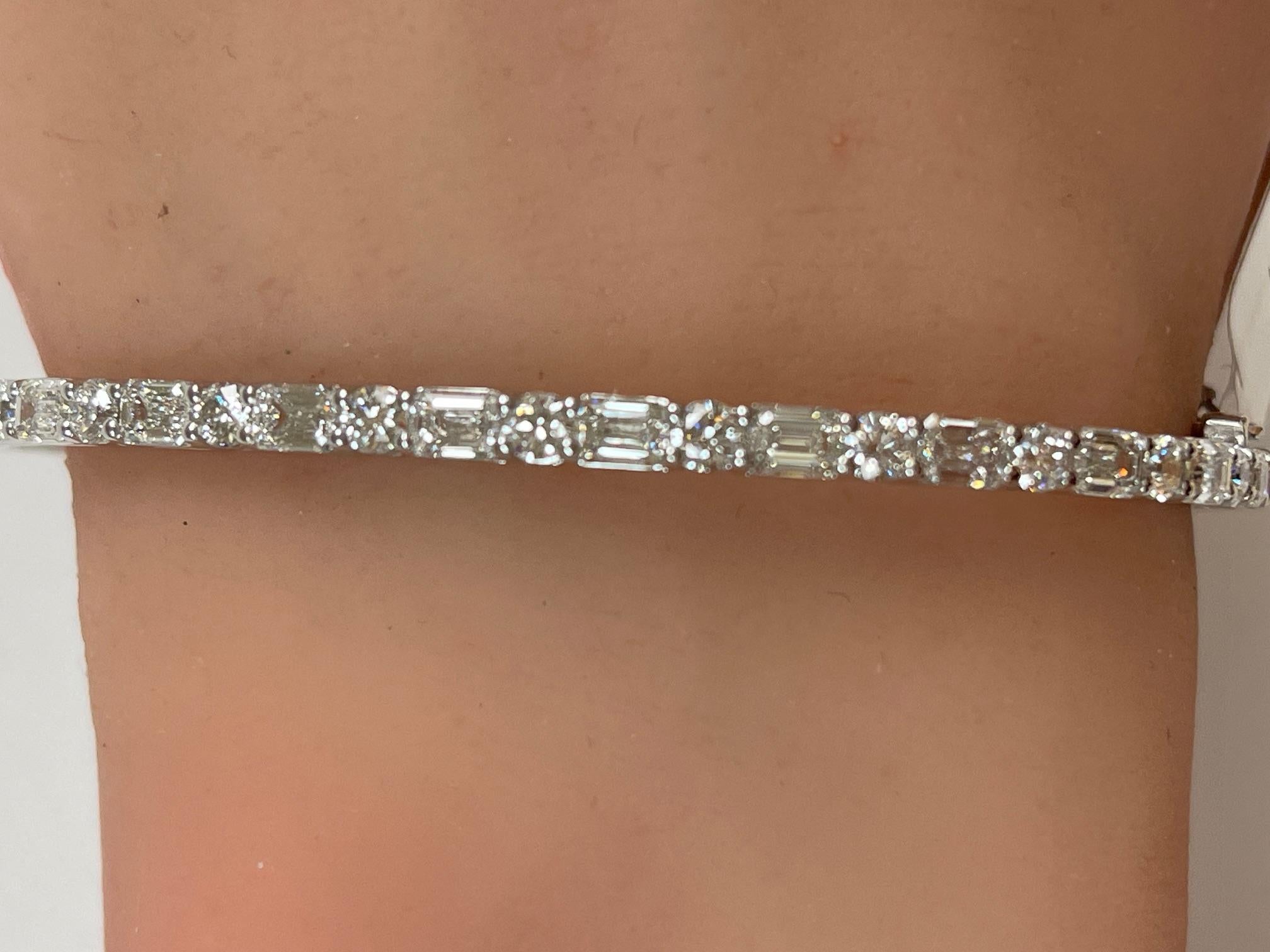 3,63 Ctw. Alternanza  Bangle con diamanti rotondi e taglio smeraldo in oro bianco 14 carati in vendita 3