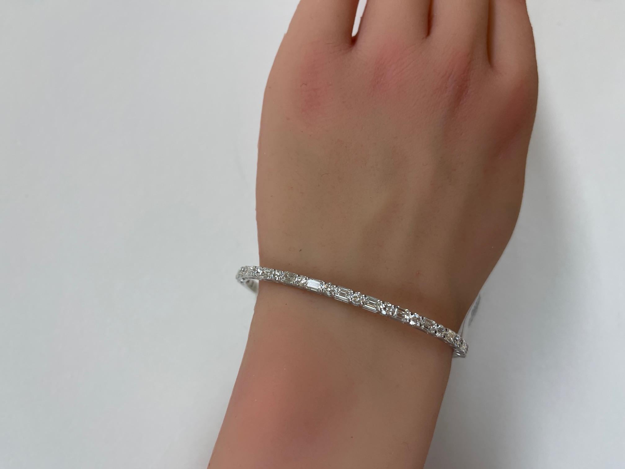 3,63 Ctw. Alternanza  Bangle con diamanti rotondi e taglio smeraldo in oro bianco 14 carati in vendita 4