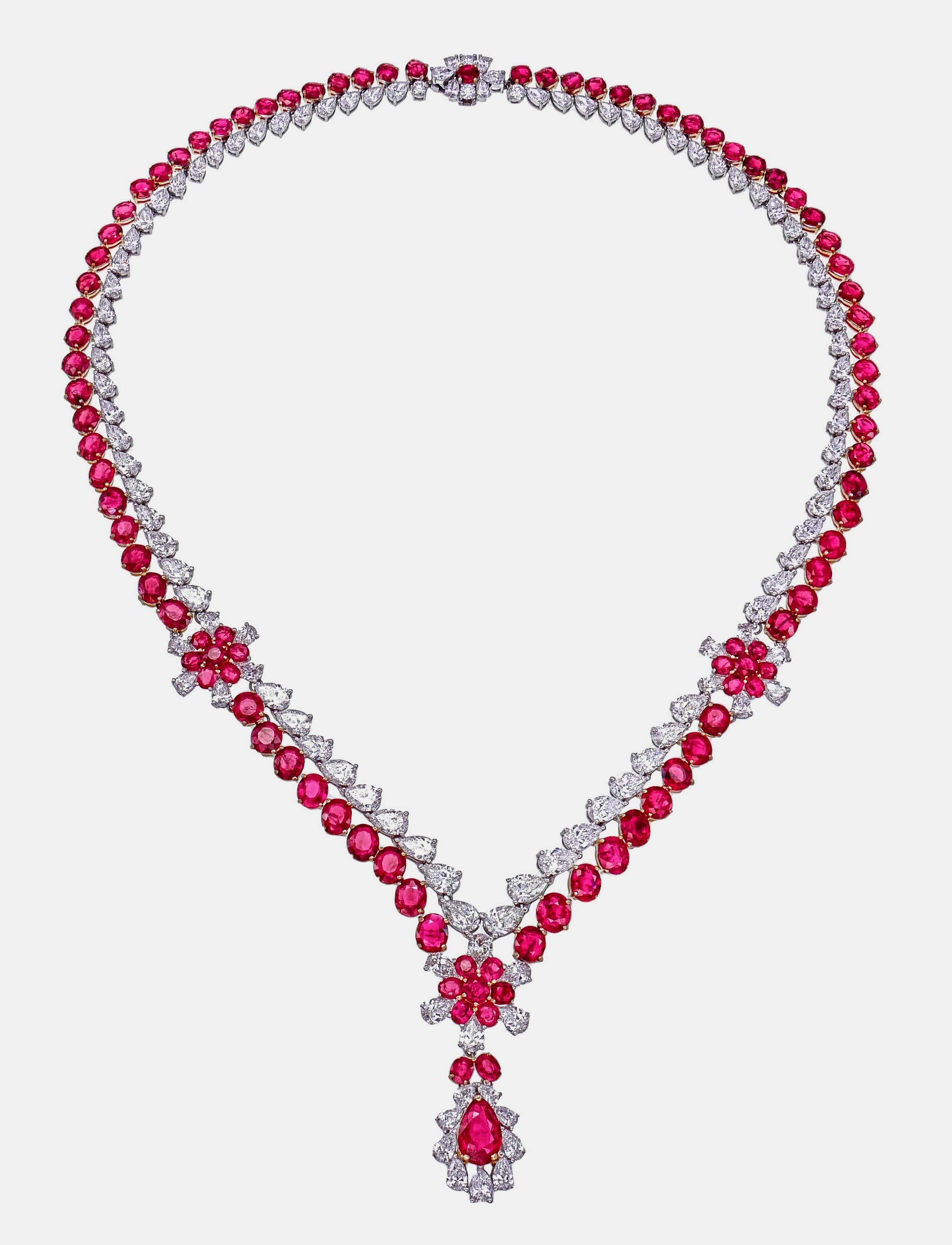 L'elegante collana reale di REWA jewels è realizzata a mano in oro bianco da 18 carati.

È tempestato da 61 vibranti rubini birmani taglio cuscino del peso di 18,30 carati circa. Inoltre, abbiamo un rubino centrale a forma di pera del peso di 2,02