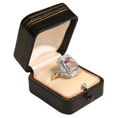Bague halo de kunzite taille émeraude (environ 3,60 carats), platine, or jaune 18 carats