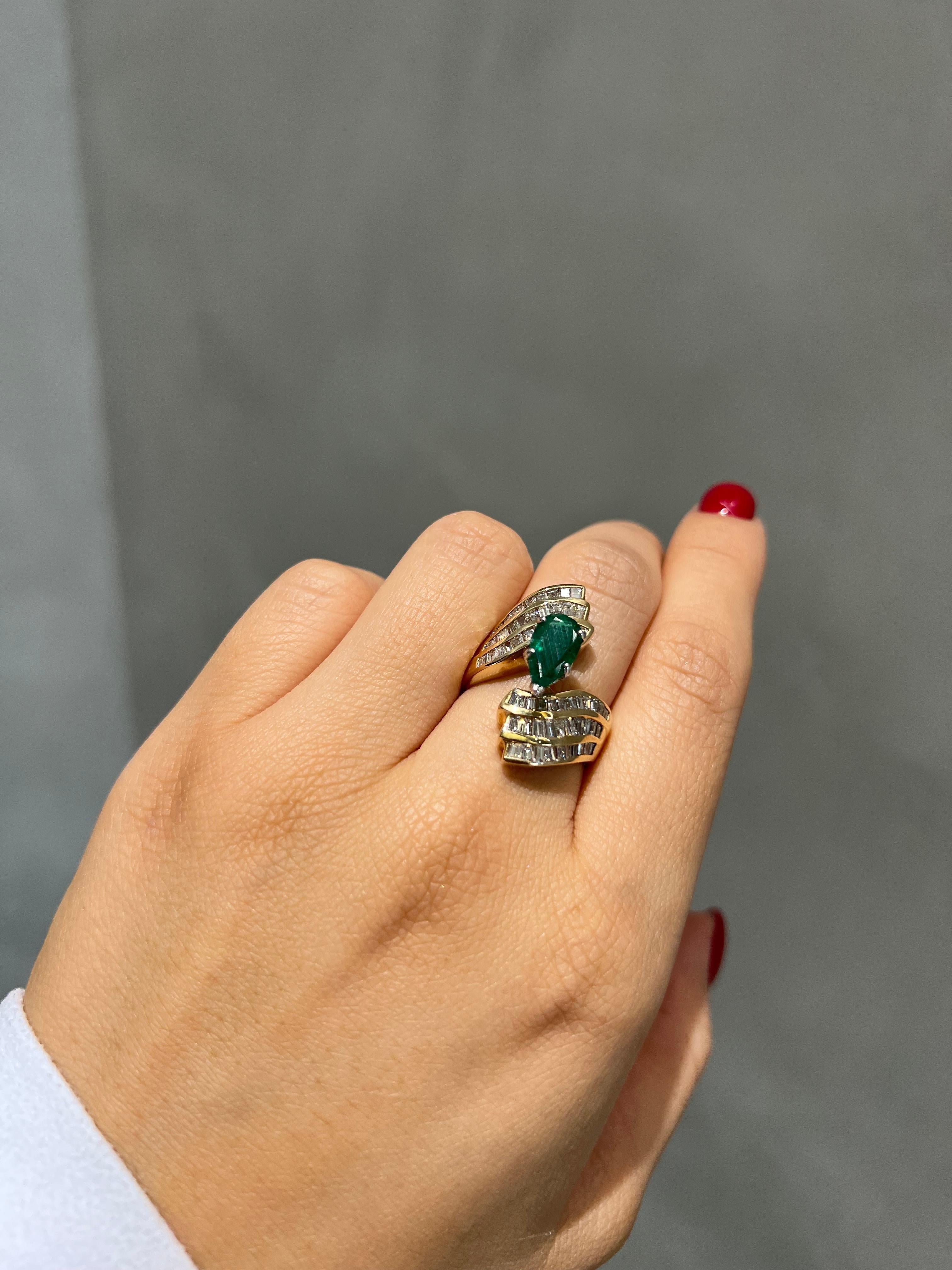 Women's or Men's 3.63CT Total Weight Colombian Emerald with Baguette Diamonds Set in 14ky gold For Sale