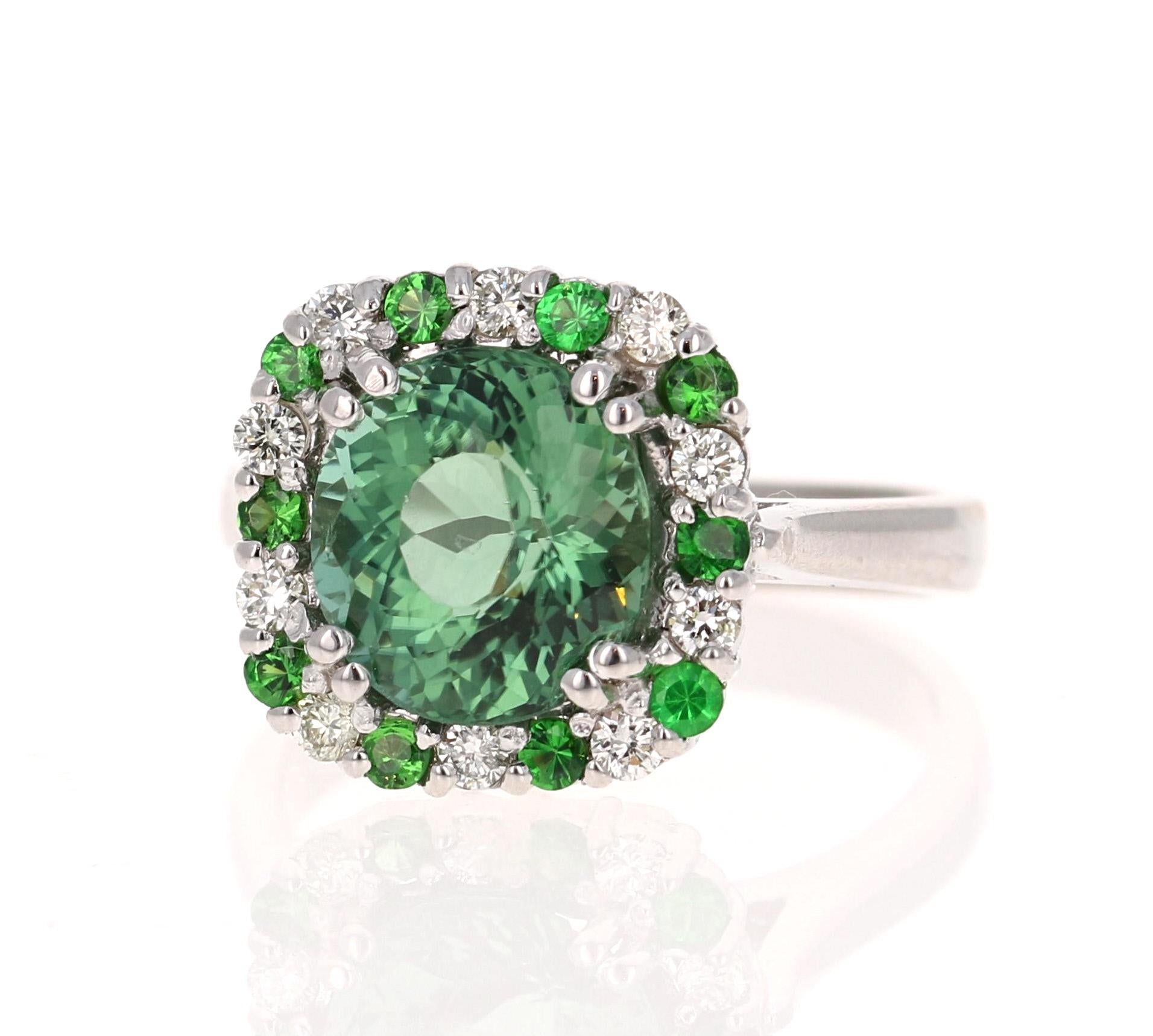Eine Schönheit, die mit Sicherheit nichts weniger als ein Statement ist! 

Dieser Ring hat einen wunderschönen grünen Turmalin mit Rundschliff, der 3,09 Karat wiegt und von abwechselnden Tsavoriten und Diamanten mit einem Gesamtgewicht von 0,55