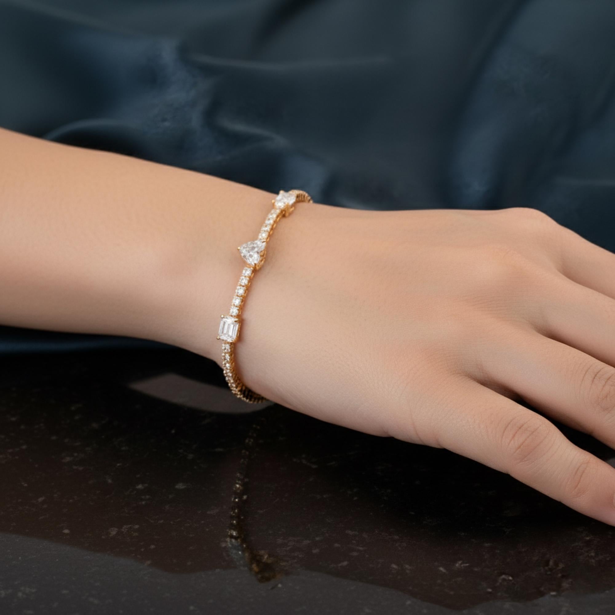 Rehaussez votre style avec l'allure enchanteresse de ce bracelet à diamants multiformes de 3,64 carats, méticuleusement fabriqué à la main dans un luxueux or jaune 14 carats. Ce superbe bijou fait main célèbre la diversité et l'éclat des diamants