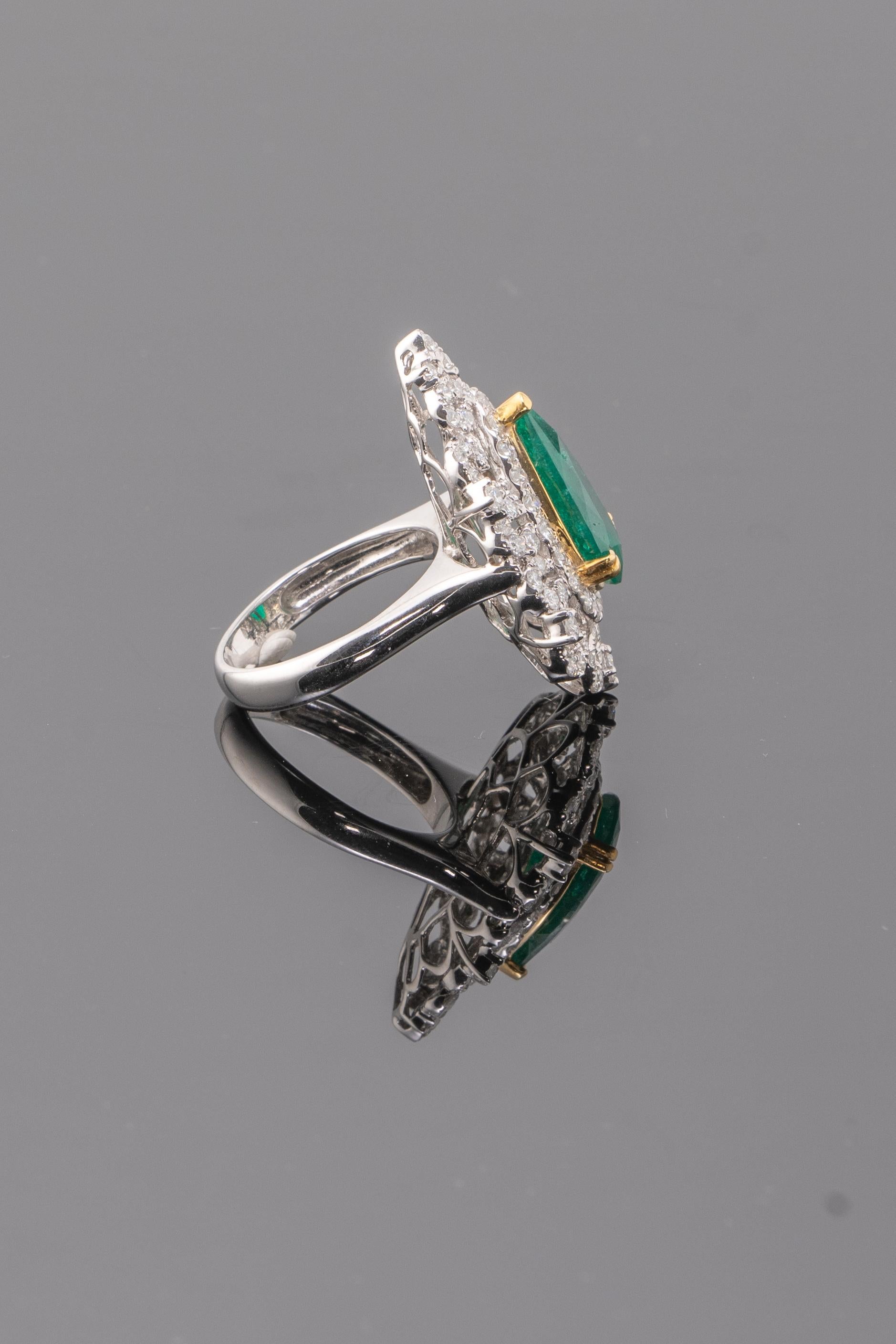 3,64 Karat birnenförmiger Smaragd und Diamant 18 Karat Gold Cocktail-Ring (Art déco) im Angebot