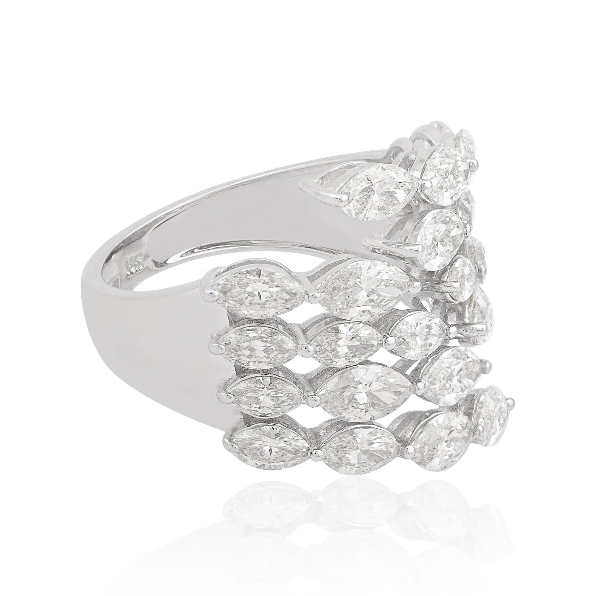 Realizzato in oro massiccio 18 carati, questo anello presenta un gruppo di diamanti scintillanti che creano un effetto davvero abbagliante. I diamanti sono sapientemente incastonati in una sicura montatura a griffe, per garantire che rimangano al