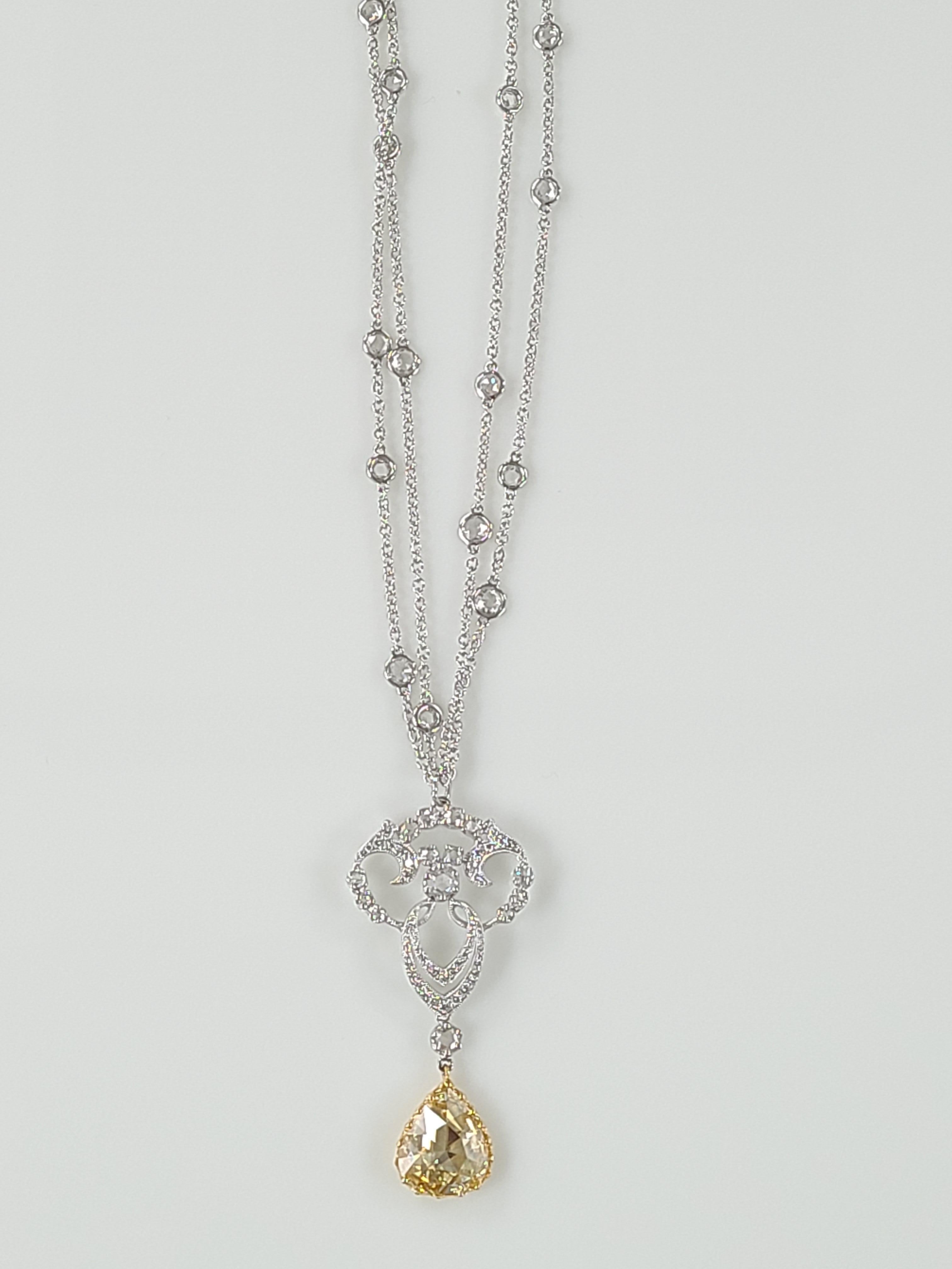 Un magnifique collier de diamants en or 18k avec un diamant Rosecut au centre de 3,38 carats et d'autres diamants d'un poids combiné de 2,27 carats. La longueur du collier est de 22 cm . Dimensions du pendentif en cm 1 x 1 x .2 .