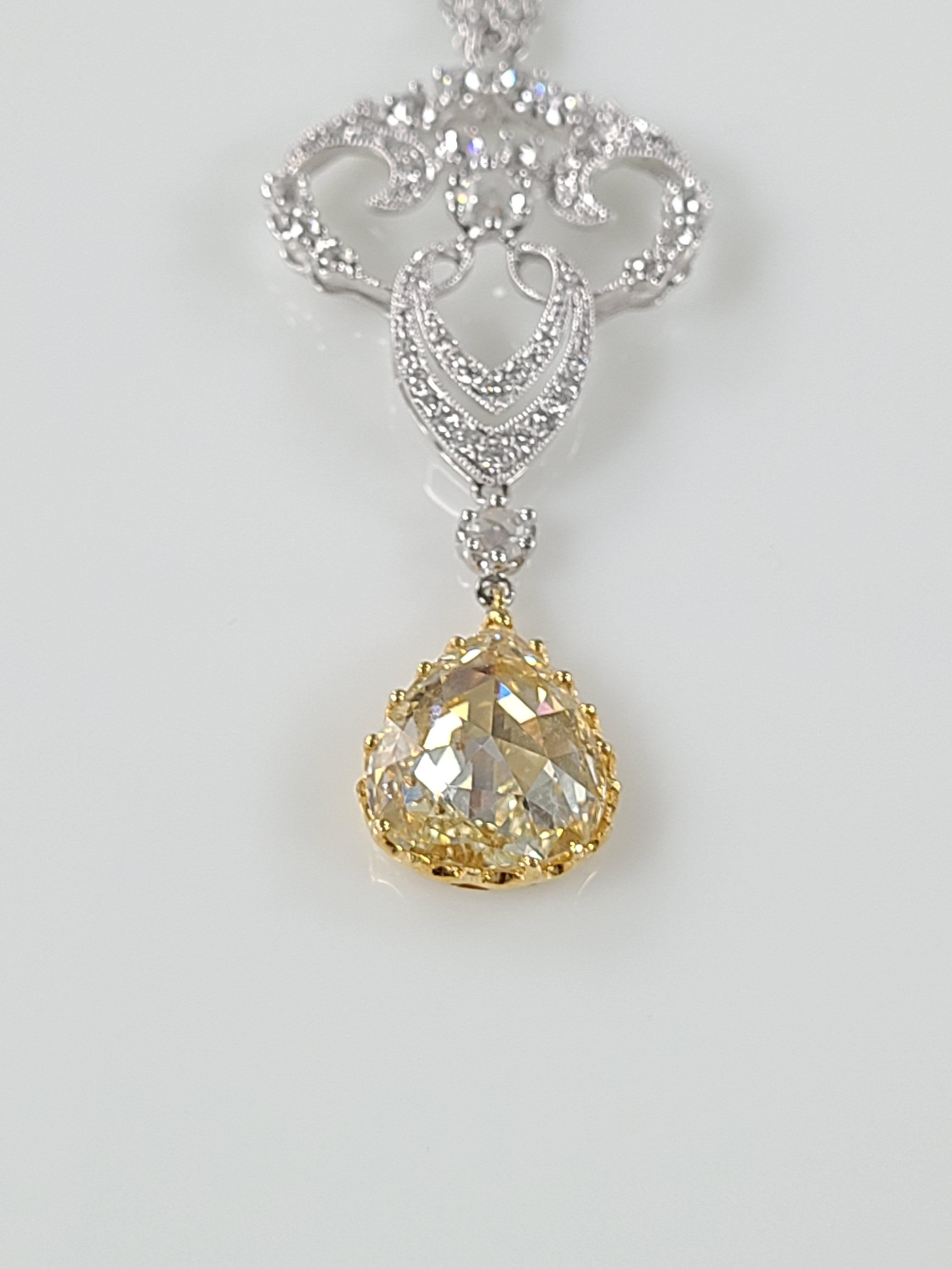 Taille poire Collier en or 18 carats serti d'un diamant taille rose de 3,64 carats en vente