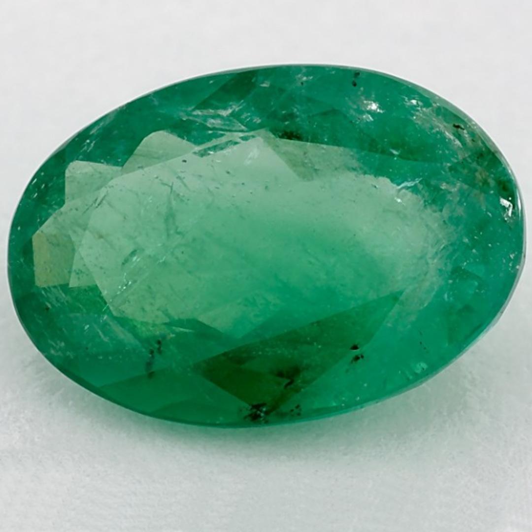 Con una vibrante tonalità di colore verde, la pietra natale di maggio è un simbolo della rinnovata crescita primaverile. 

Esplora la vivace collezione di smeraldi, rubini e zaffiri nel nostro negozio, disponibili come gemme sciolte e abbinabili