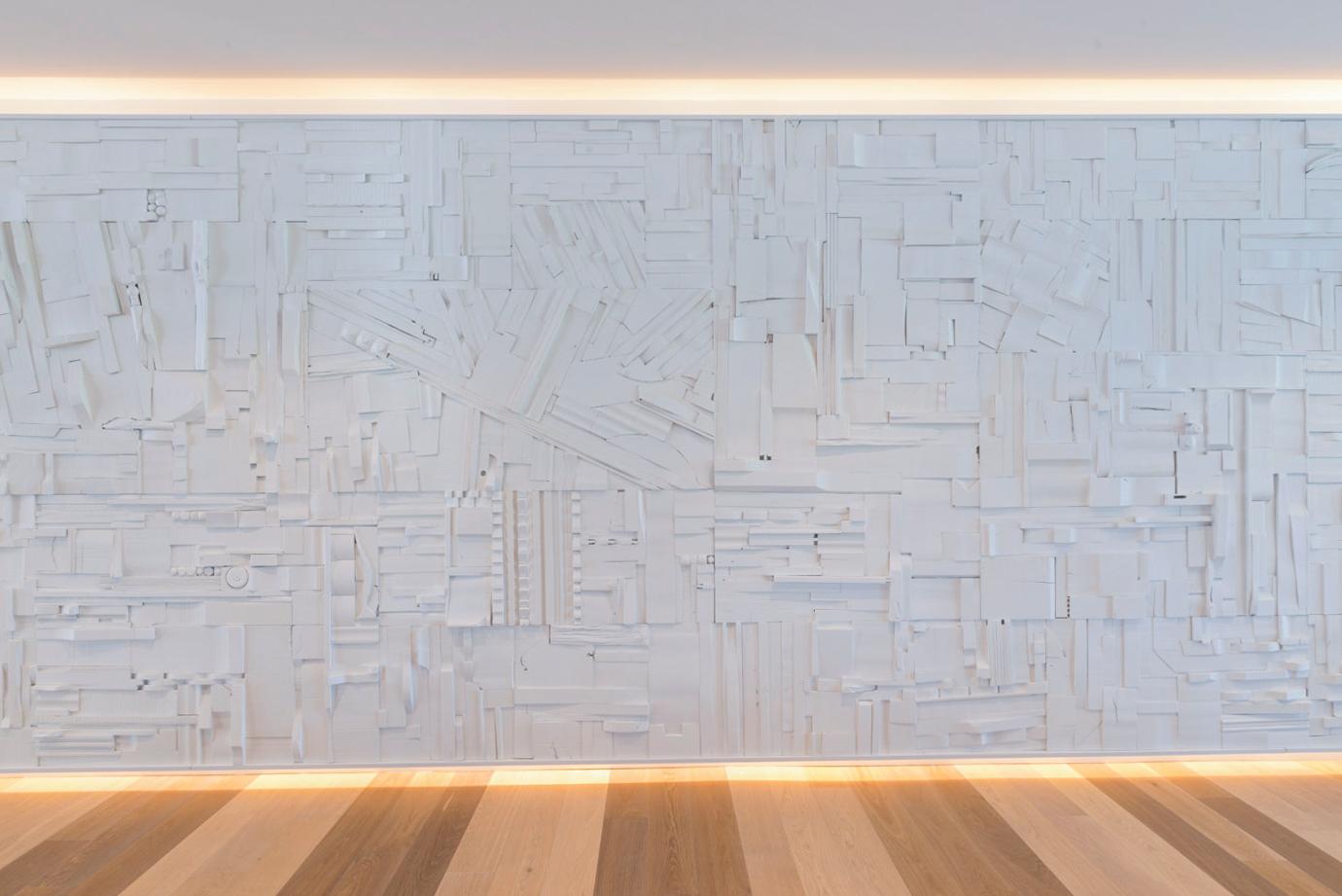 Mattweißes brutalistisches skulpturales Collage-Kunstwerk in mattem Weiß im Zustand „Neu“ im Angebot in San Antonio, TX