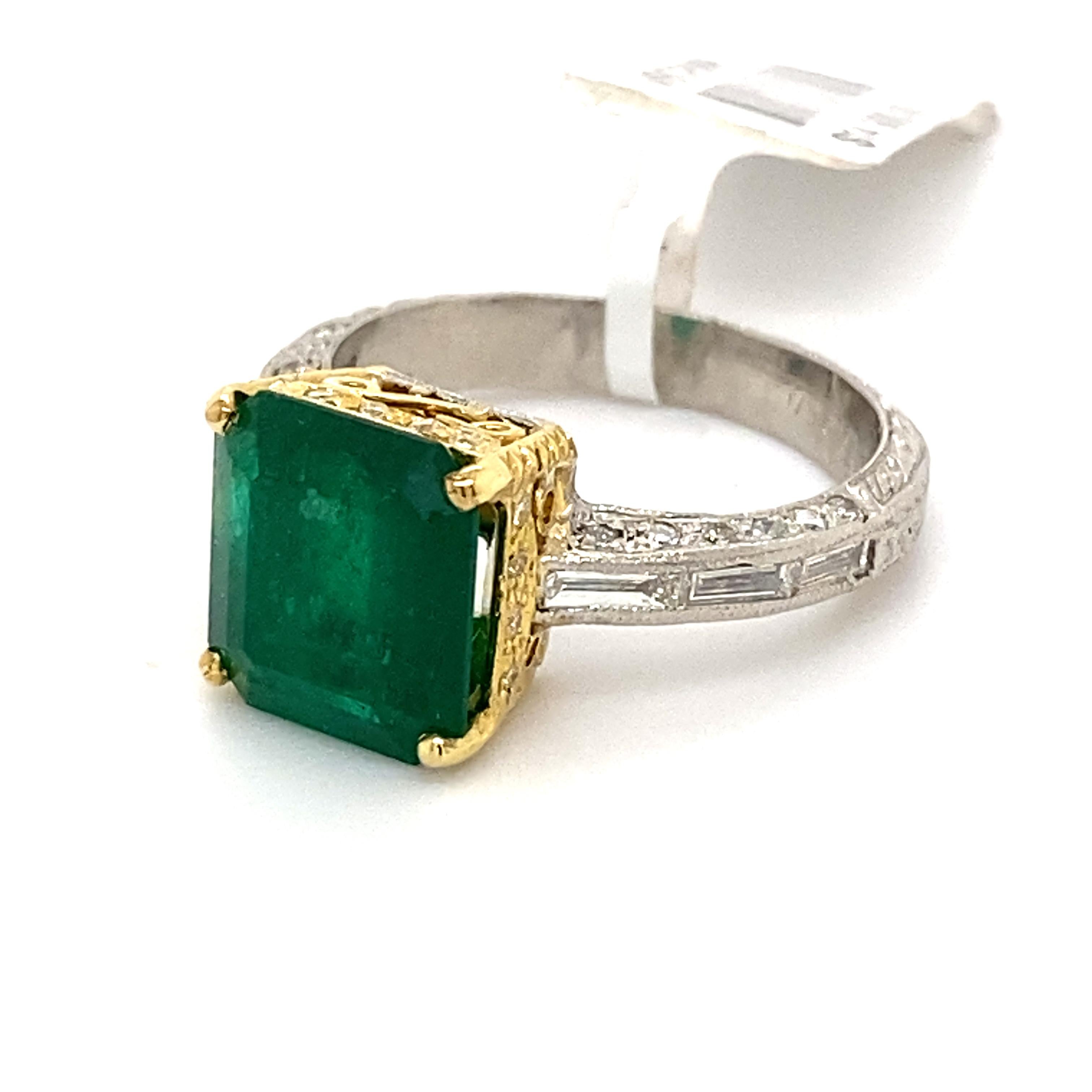3,64 Karat Smaragd im Smaragdschliff mit Diamant-Halo-Ring Platin & 18k Gelbgold (Zeitgenössisch)