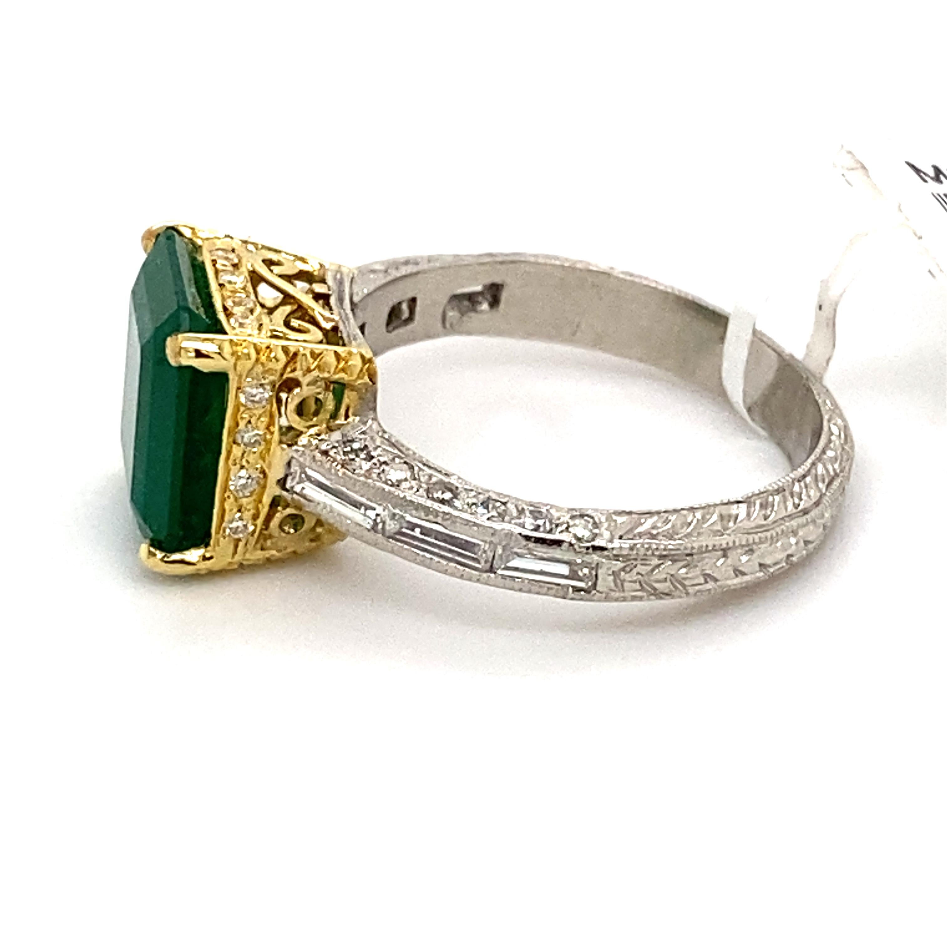 3,64 Karat Smaragd im Smaragdschliff mit Diamant-Halo-Ring Platin & 18k Gelbgold im Zustand „Neu“ in BEVERLY HILLS, CA