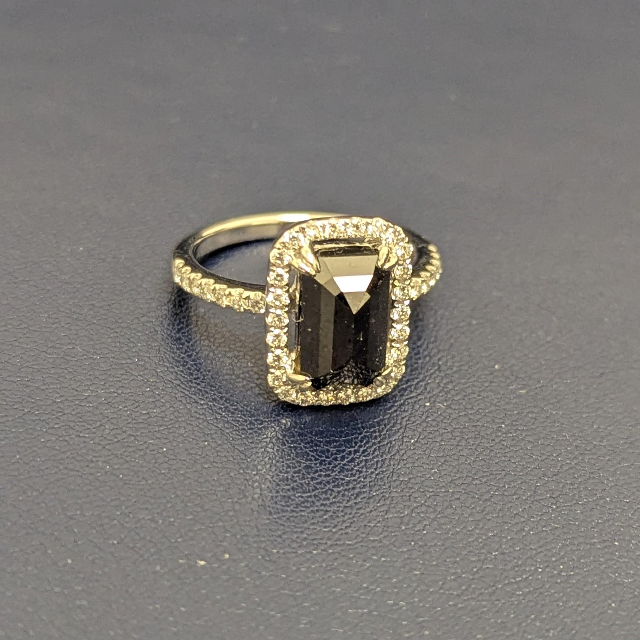 Donna 3.65 Carat Black Diamond 18K White Gold Diamond Cocktail Ring in vendita