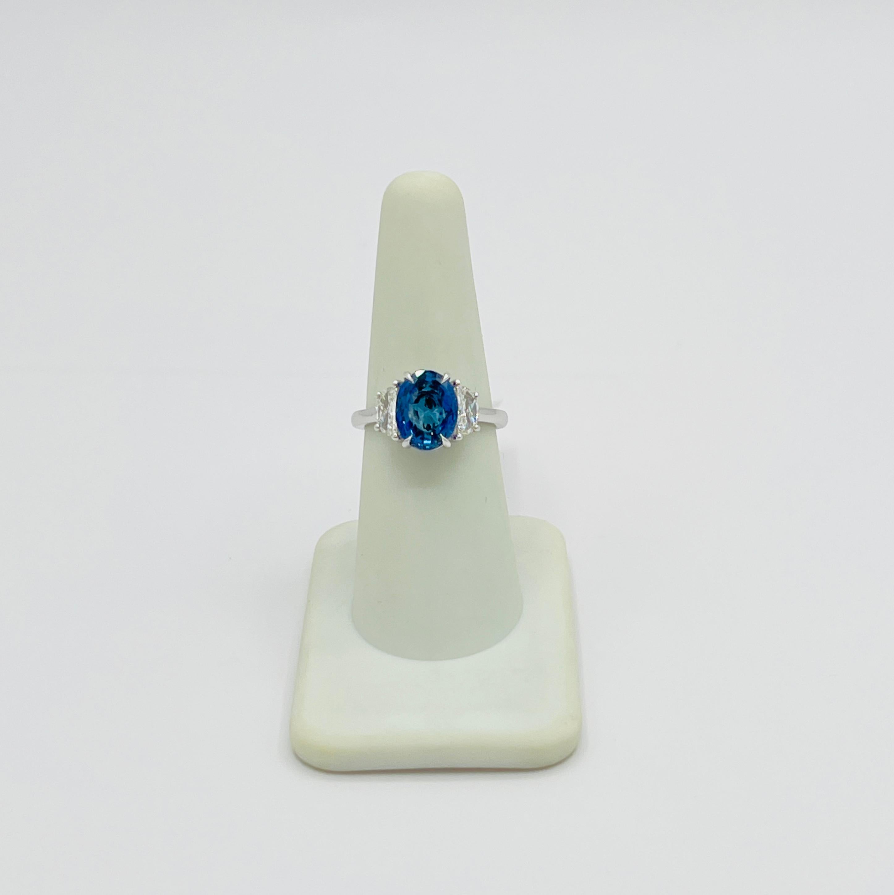 Magnifique saphir bleu ovale de 3,65 ct. avec 0,65 ct. de diamant blanc de bonne qualité en forme de demi-lune.  Fabriqué à la main en or blanc 18 carats.  Bague taille 6.5.