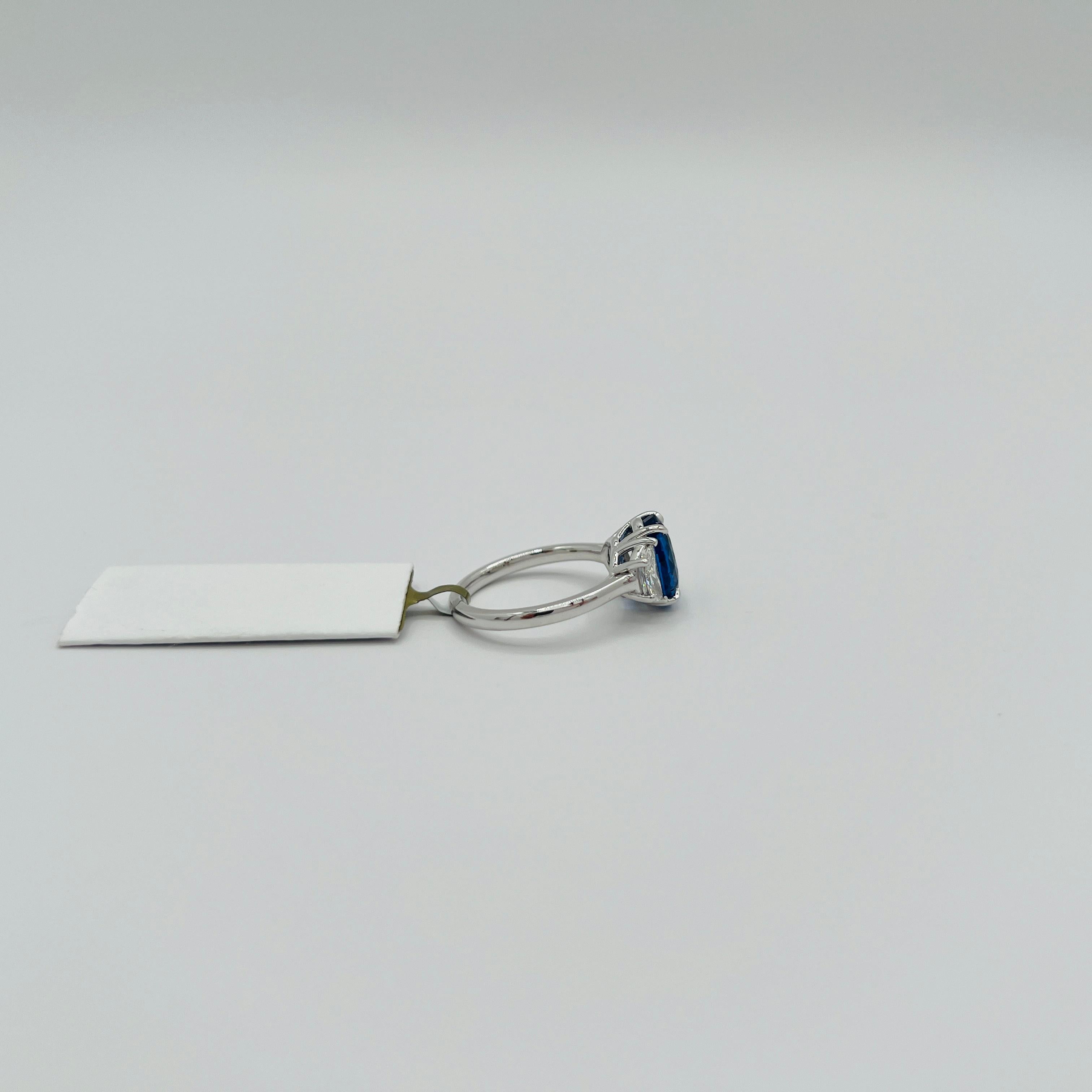 Taille ovale Bague ovale en saphir bleu de 3,65 carats et diamant demi-lune en or blanc 18 carats en vente