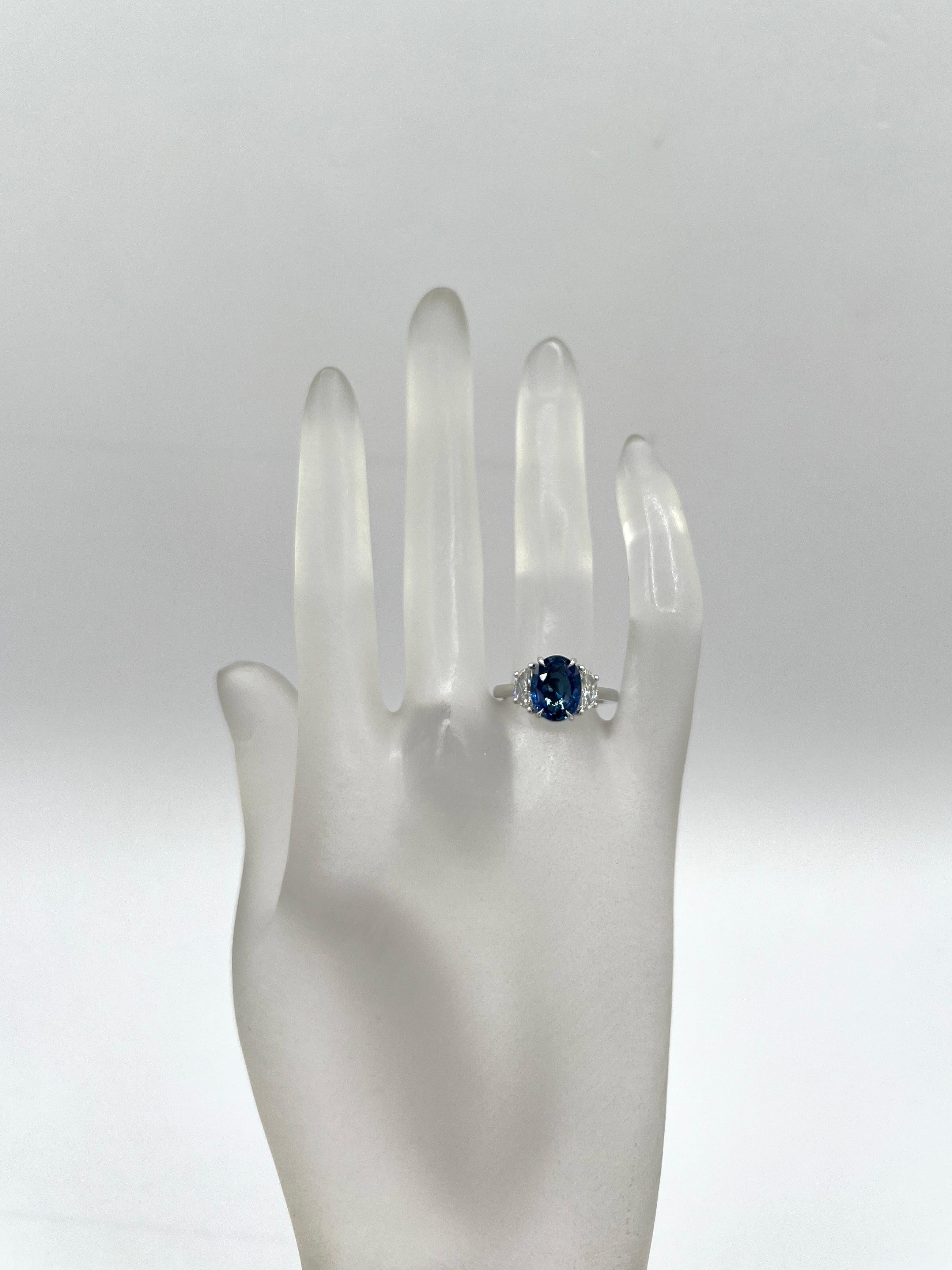 Bague ovale en saphir bleu de 3,65 carats et diamant demi-lune en or blanc 18 carats en vente 1