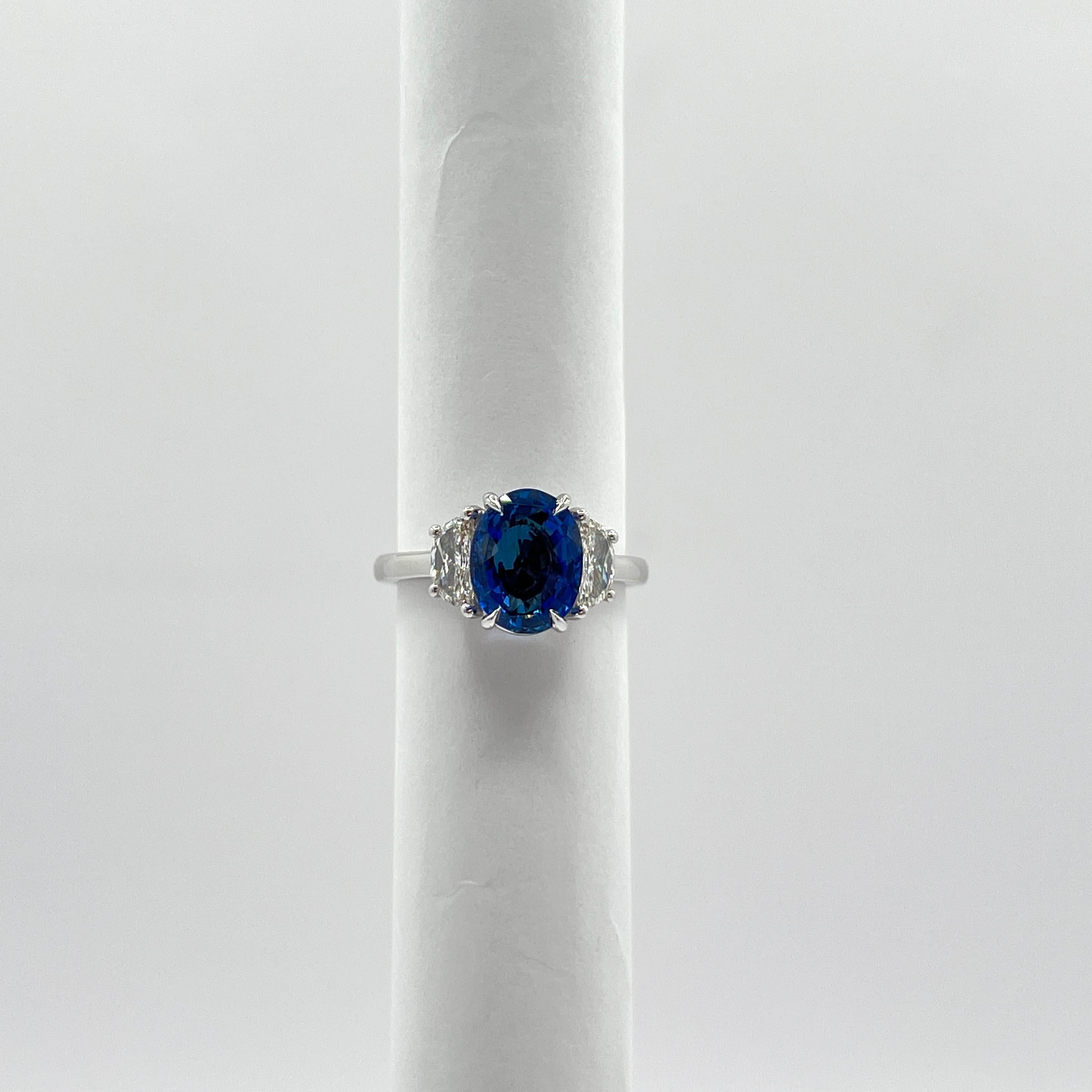 Bague ovale en saphir bleu de 3,65 carats et diamant demi-lune en or blanc 18 carats en vente 2