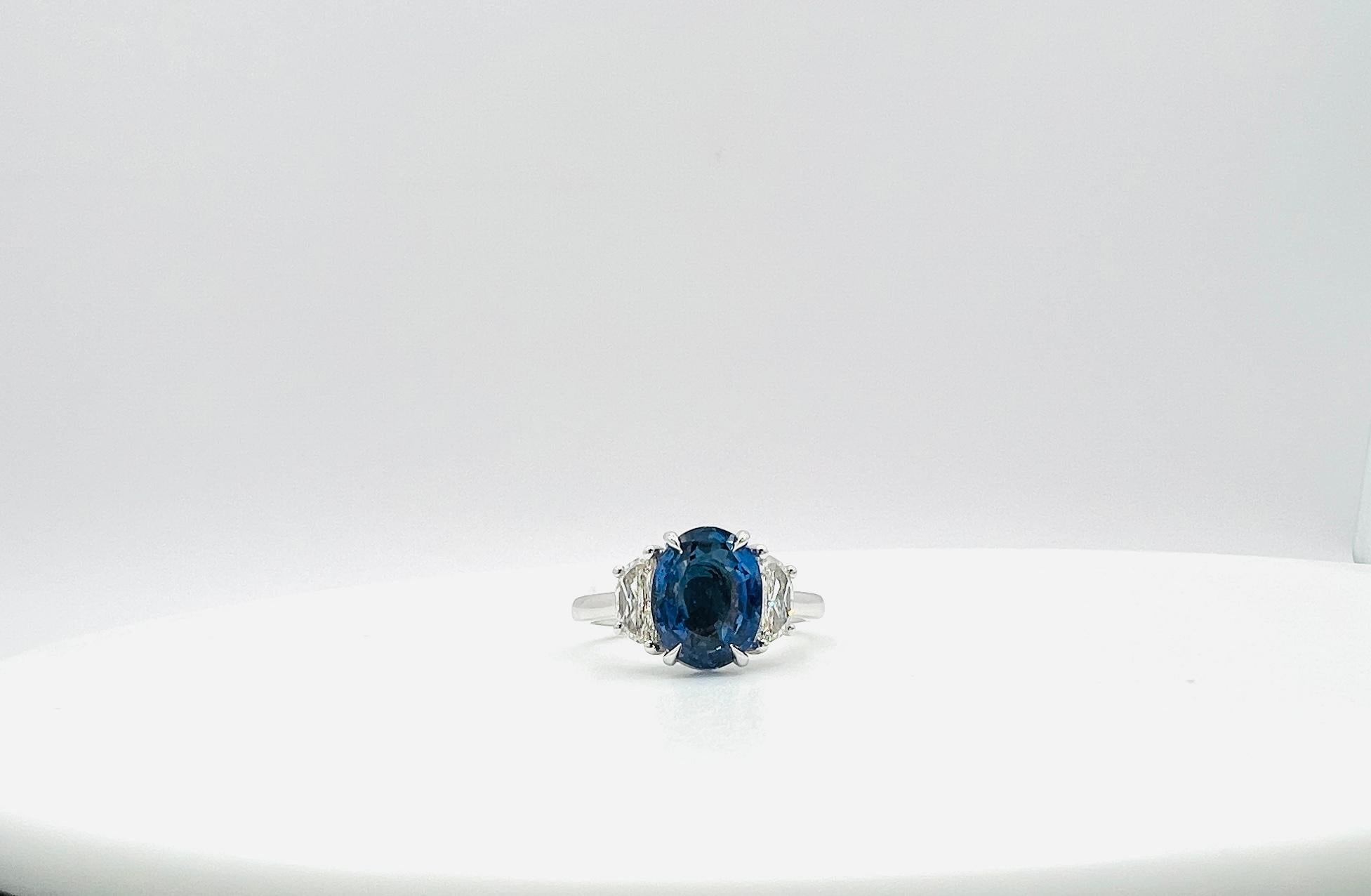 Bague ovale en saphir bleu de 3,65 carats et diamant demi-lune en or blanc 18 carats en vente 3