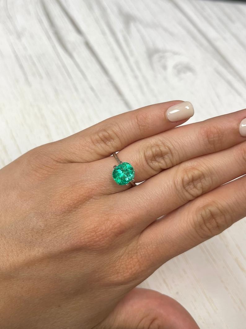 Émeraude colombienne verte jauneâtre brillante de 3,65 carats, taille coussin Muzo May Gems Pour femmes en vente