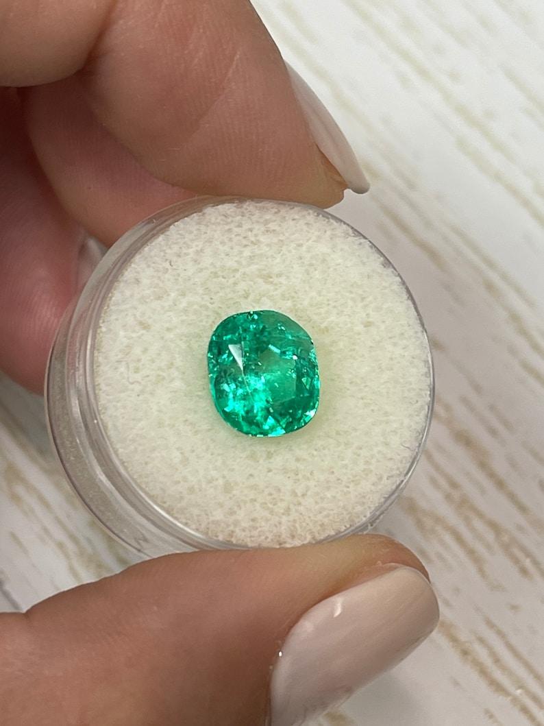 Moderne Émeraude colombienne verte jauneâtre brillante de 3,65 carats, taille coussin Muzo May Gems en vente