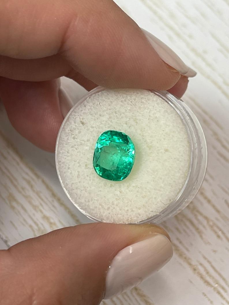 Taille coussin Émeraude colombienne verte jauneâtre brillante de 3,65 carats, taille coussin Muzo May Gems en vente