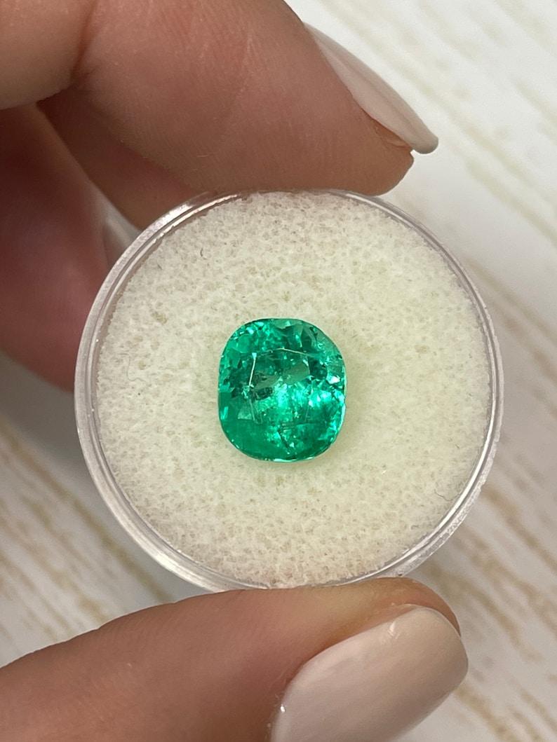 Pierre : Émeraude
Poids : 3,65 carats
Forme : Coupe coussin
Clarté : Transparent
Éclat : Excellent
Couleur : vert jaunâtre
Dimensions : 9,69 mm x 8,66 mm x 7,29 mm
Origine géographique : Colombie
Traitement : Naturel, huilé

Commentaires : En raison