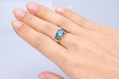 Anello in oro giallo 10K con accenti di diamanti e topazio blu di Londra da 3,65 carati con taglio smeraldo