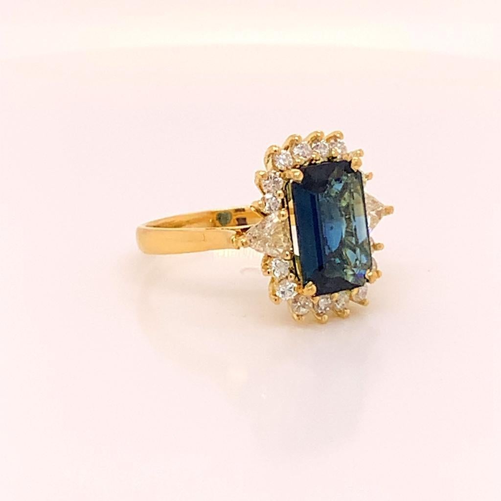 Taille émeraude Bague en or jaune 18 carats avec saphir sarcelle taille émeraude de 3,65 carats et diamants en vente