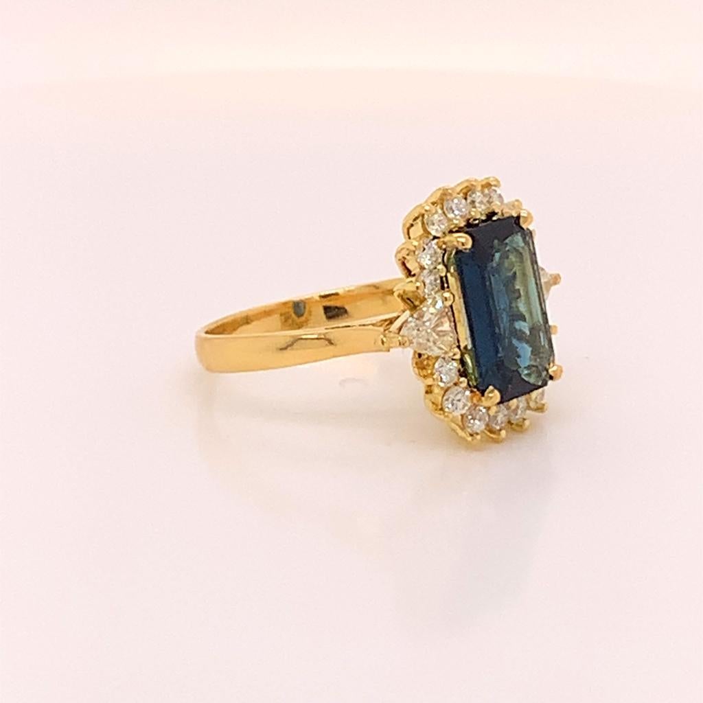 3.65 Carat Emerald Cut Teal Sapphire and Diamond Ring in 18K Yellow Gold In New Condition For Sale In London, GB