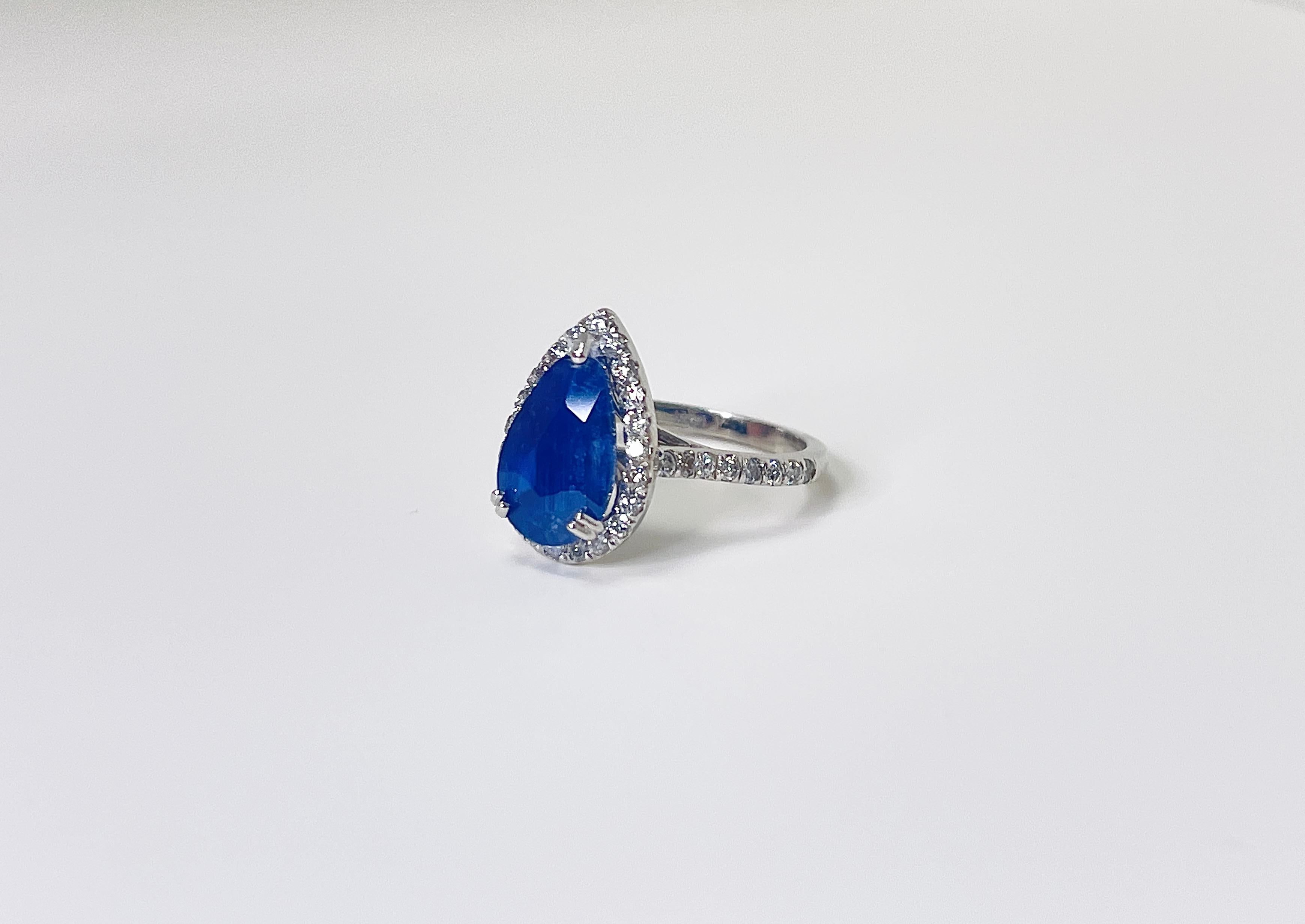Ring aus 14 Karat Weißgold mit 3,65 Karat intensiv blauem natürlichem Saphir im Birnenschliff und Diamant (Tropfenschliff) im Angebot