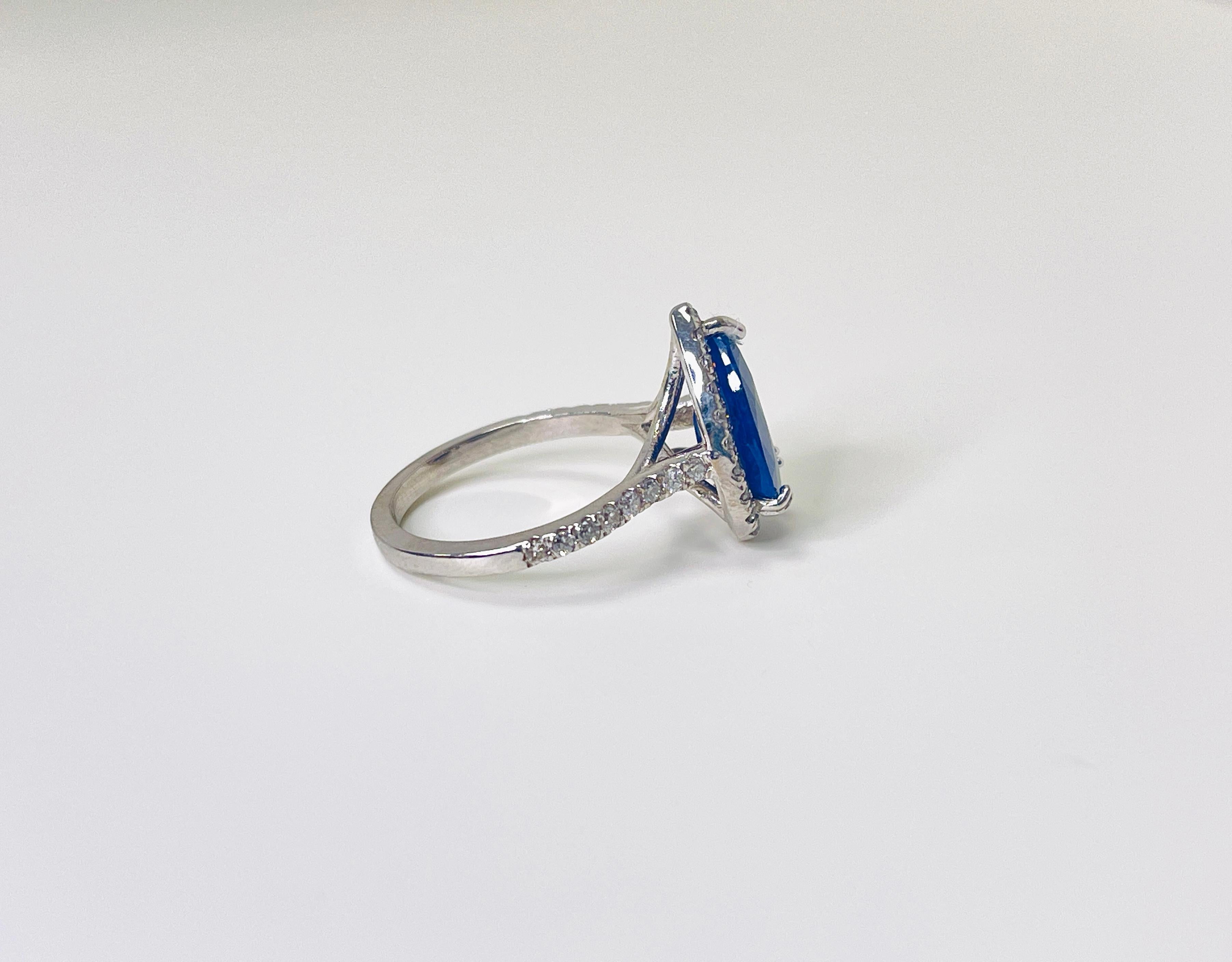 Ring aus 14 Karat Weißgold mit 3,65 Karat intensiv blauem natürlichem Saphir im Birnenschliff und Diamant im Angebot 1