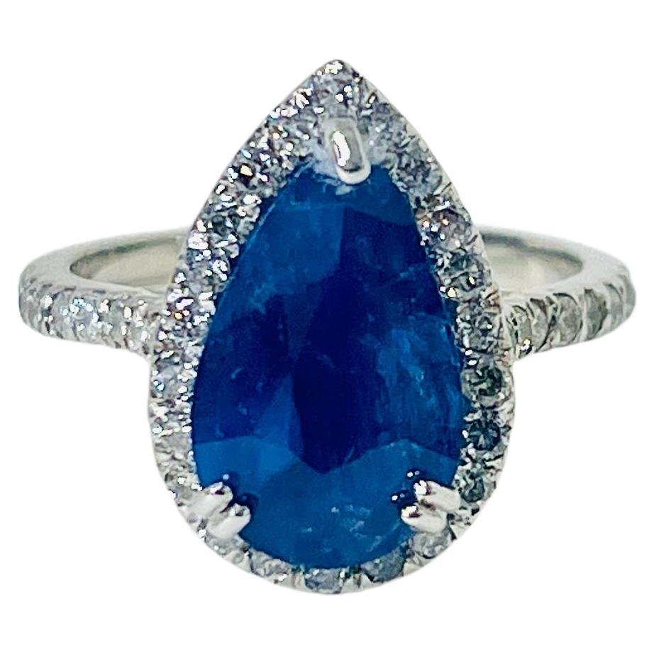 Ring aus 14 Karat Weißgold mit 3,65 Karat intensiv blauem natürlichem Saphir im Birnenschliff und Diamant