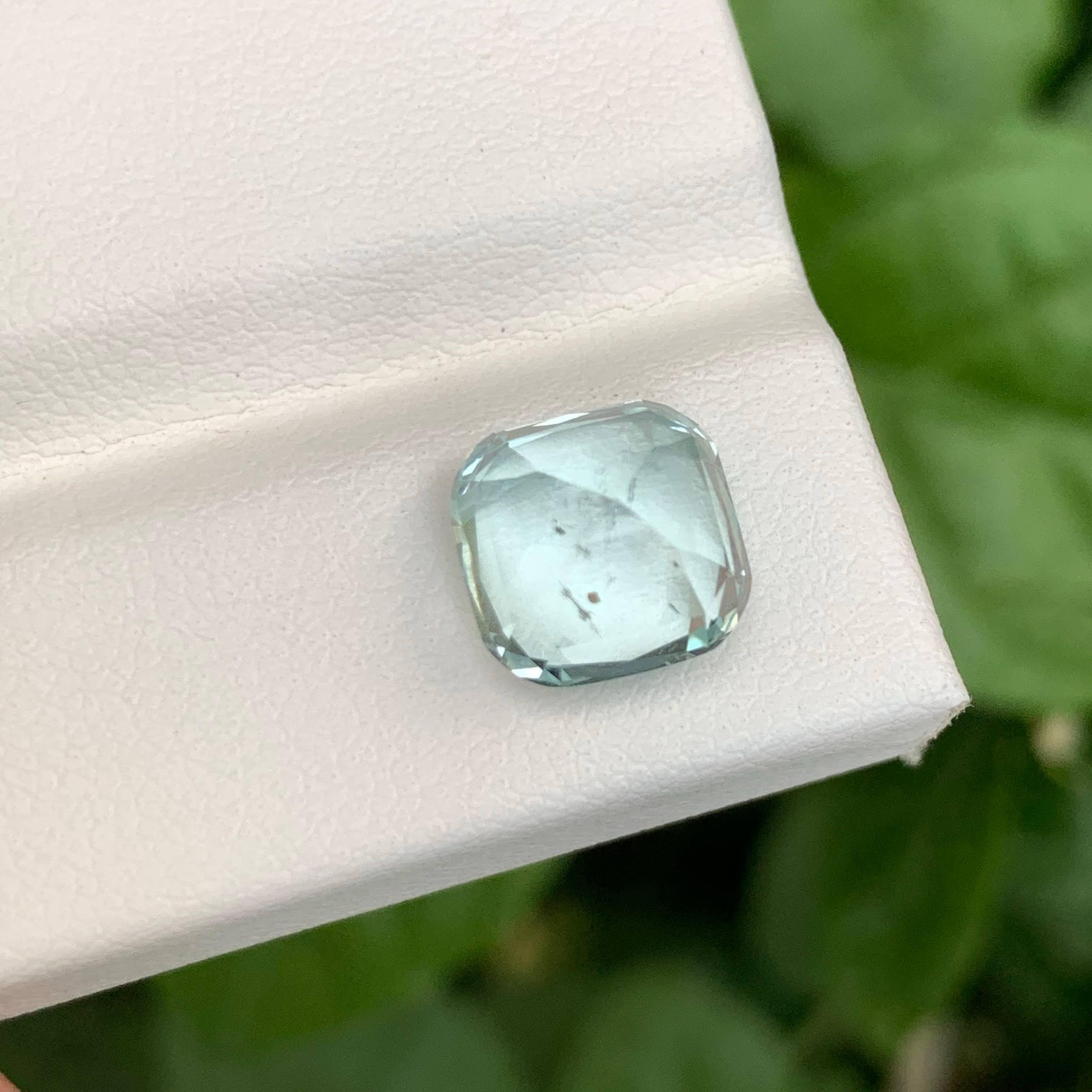 Peso 3,65 quilates 
Dimensiones 9,2x9,1x7,1 mm
Tratamiento Ninguno
Origen Pakistán 
Claridad SI
Forma Corte Cojín 
NA



Esta gema natural de aguamarina de 3,65 quilates es un tesoro sereno y elegante, con un suave tono azul claro que refleja la