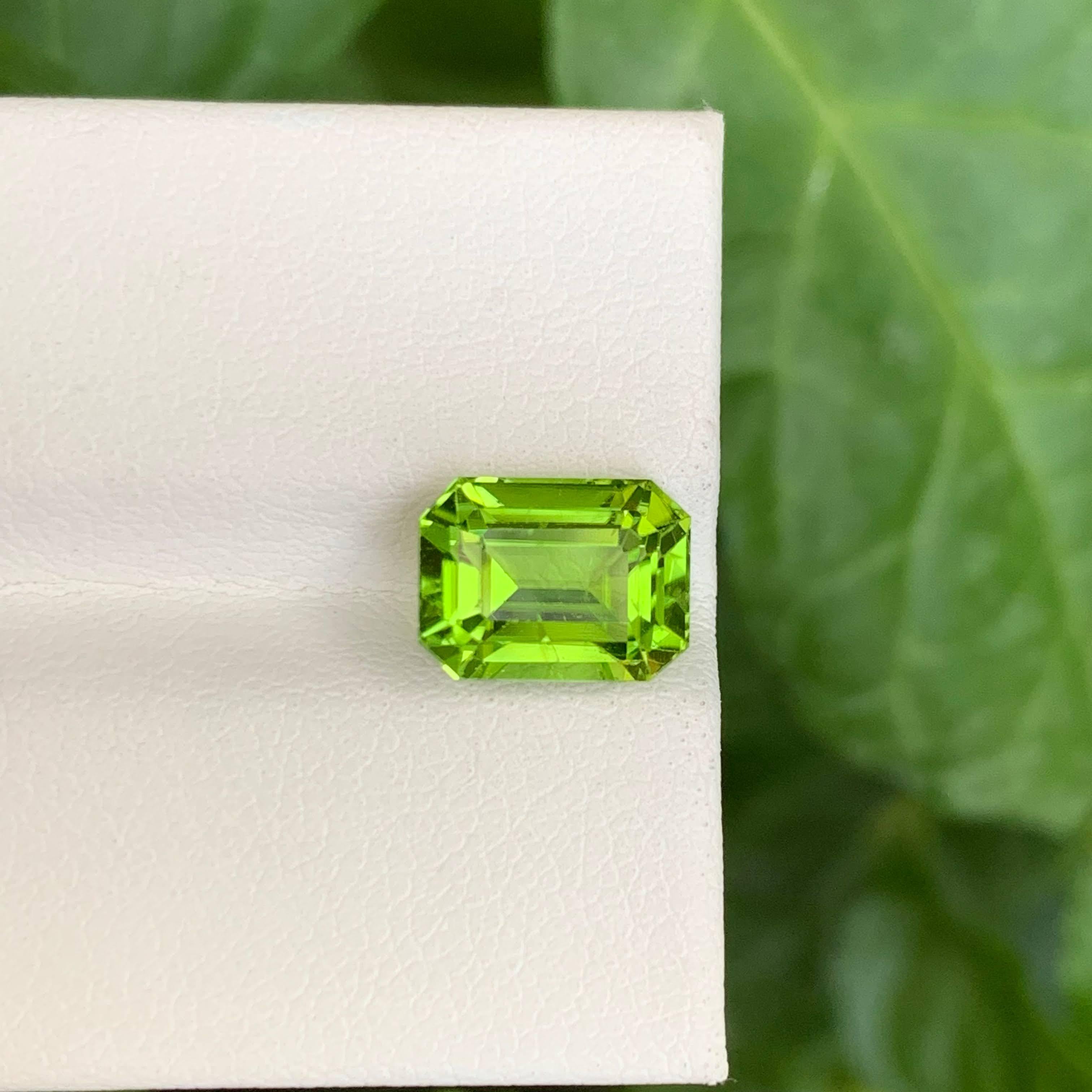3,65 Karat Natürlicher loser Apfelgrüner Peridot Smaragdschliff Pakistanischer Edelstein im Angebot 6