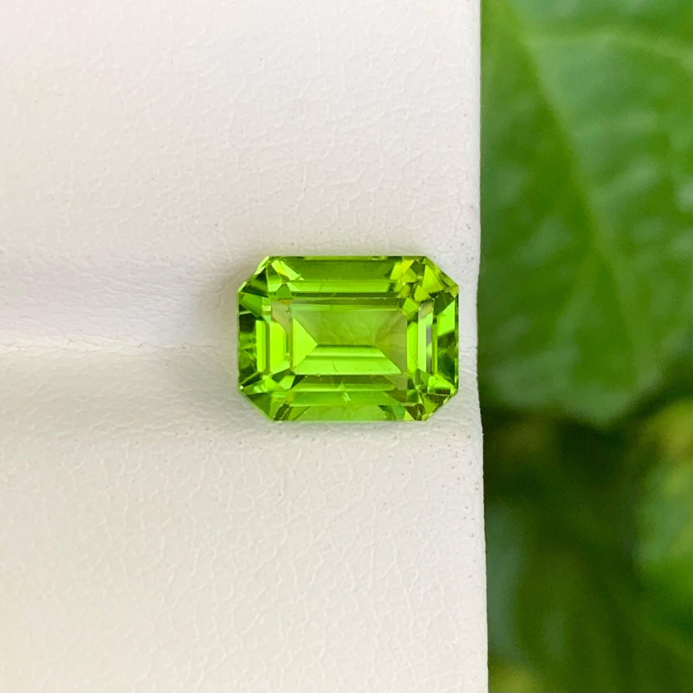 Gewicht 3,65 Karat
Abmessungen 9,5x7,1x6mm
Behandlung Keine
Herkunft Pakistan 
Klarheit VVS
Form Schliff Smaragd 
NA



Dieser lebhafte 3,65-Karat-Peridot hat einen frischen apfelgrünen Farbton, der Erneuerung, Wachstum und positive Energie