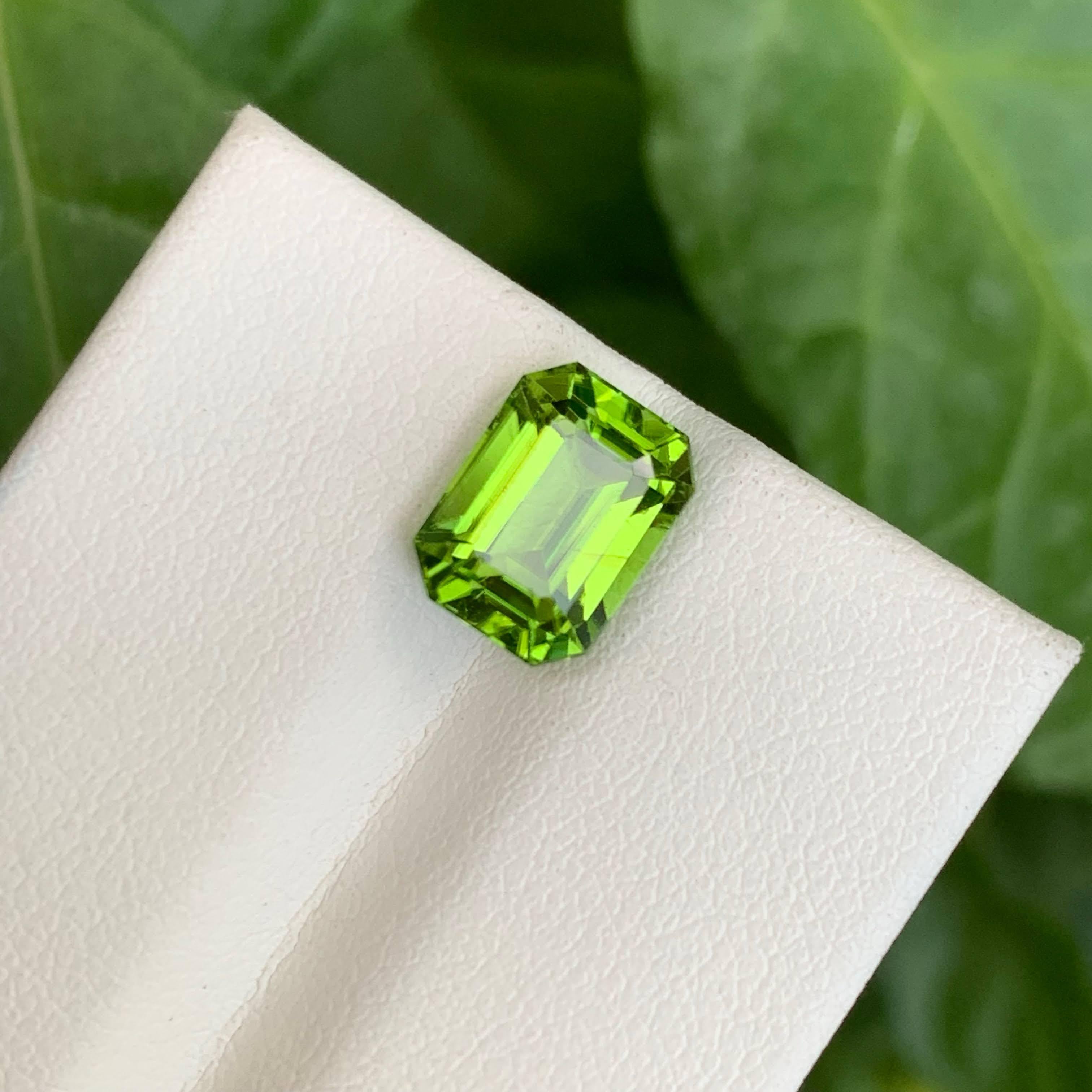 3,65 Karat Natürlicher loser Apfelgrüner Peridot Smaragdschliff Pakistanischer Edelstein (Moderne) im Angebot