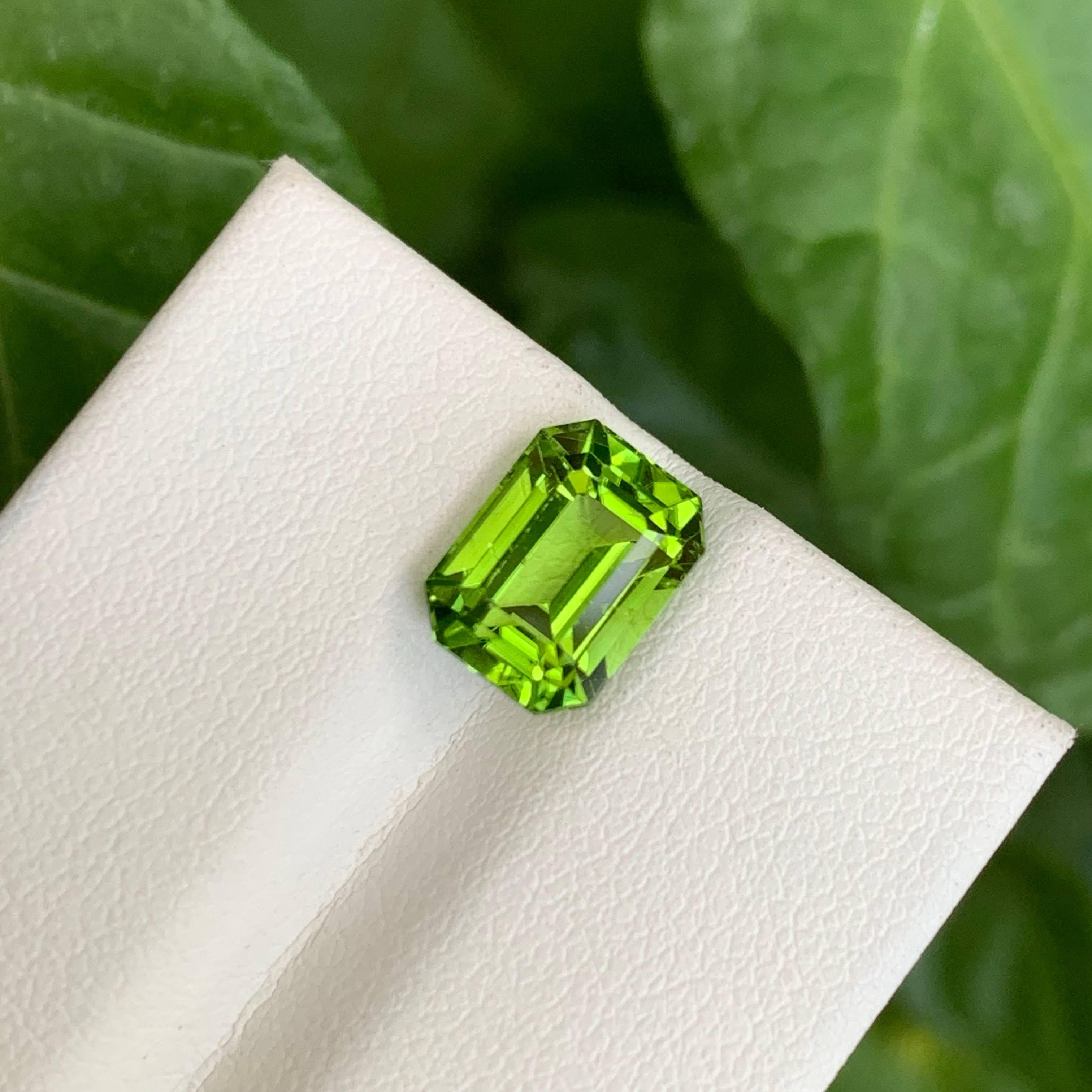 3,65 Karat Natürlicher loser Apfelgrüner Peridot Smaragdschliff Pakistanischer Edelstein im Angebot 1
